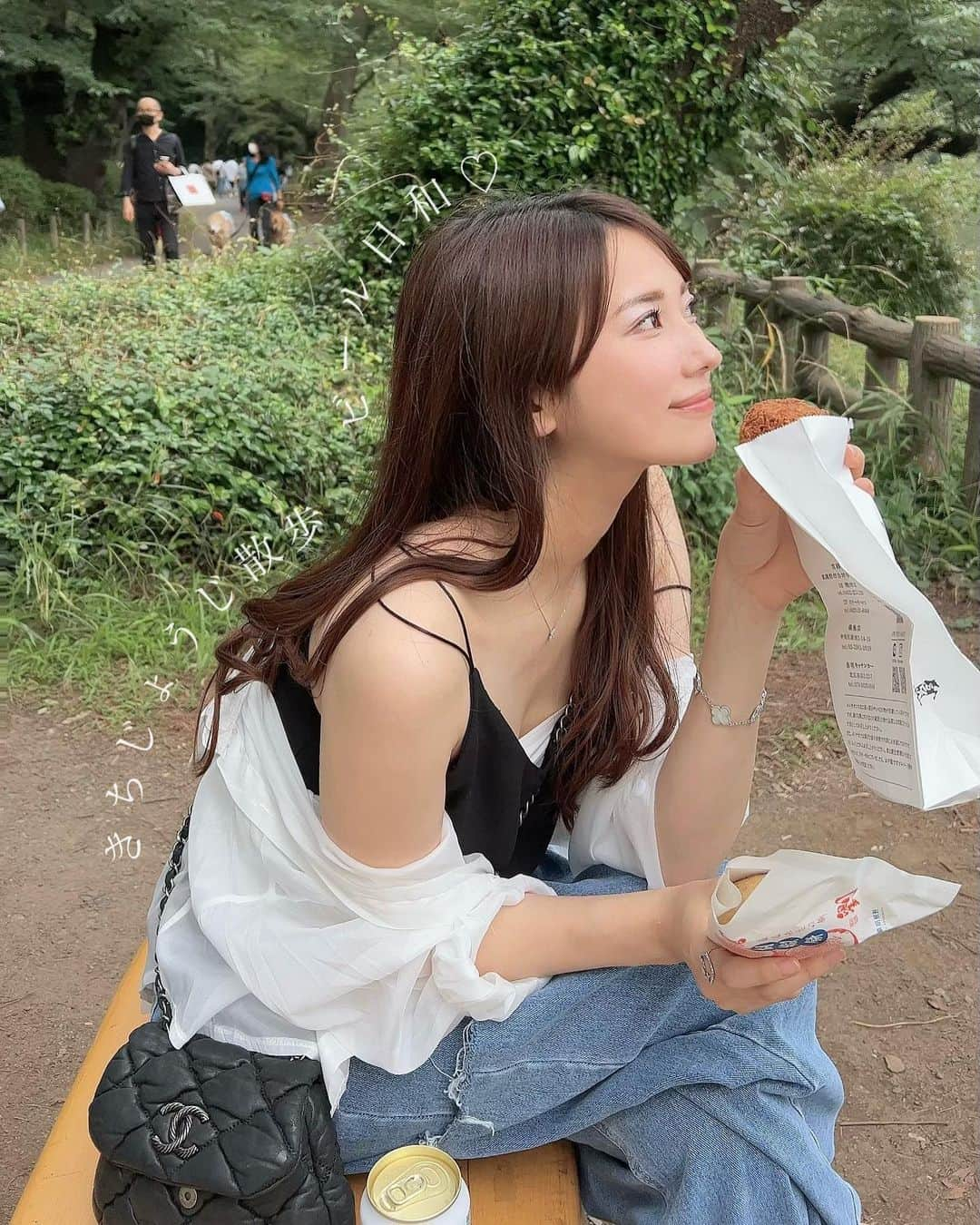 佐倉知里のインスタグラム：「思い立って吉祥寺散歩🐾‪  有名なメンチカツ買って明るいうちから公園で🍻🤤 YouTubeごっこしたらダサすぎたけど 頑張って編集したのでこっそり載せておきます。笑  初訪問の昭和スナックには（2000年までの曲限定！） 天使 @mayuogasawara04 が合流👼💓‪ この日も可愛すぎた😮‍💨   その後も友達合流して♡楽しすぎた週末でした🤍  その日頭に浮かんだ街に行くのもいいね✨      #行動遅すぎて動物園は諦めました #さとうのメンチカツ  #相変わず美味しい #吉祥寺ささの葉 #息子さんが継いでた#👏 #吉祥寺#吉祥寺グルメ#吉祥寺居酒屋#吉祥寺散歩」