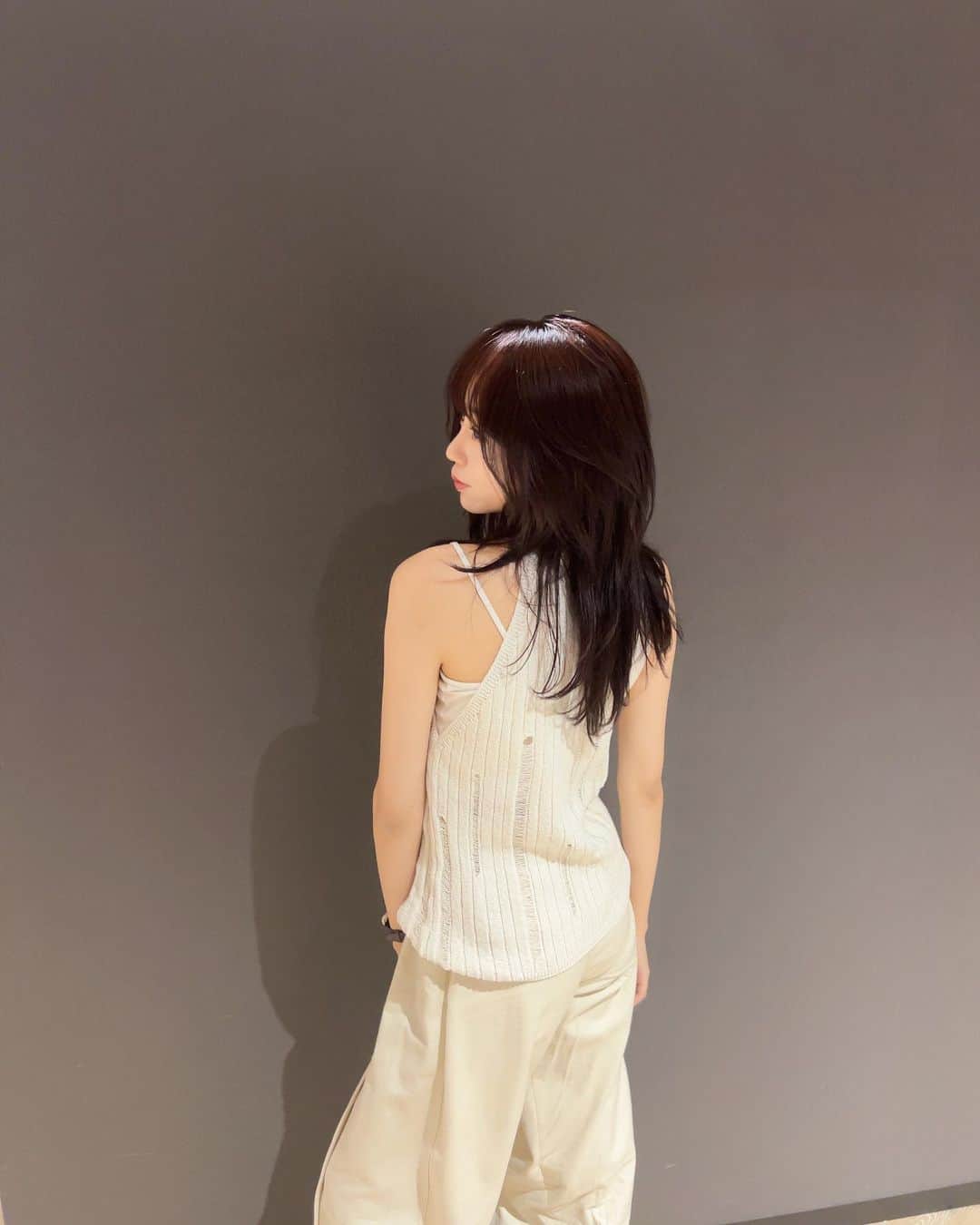 野島樺乃のインスタグラム：「#ノジマノシフク :) . . . .  #夏服 #タンクトップコーデ   #キャミソールコーデ   #ワントーンコーデ  #ヘアカラー  #ボルドーカラー  #fashion #ootd #summer」