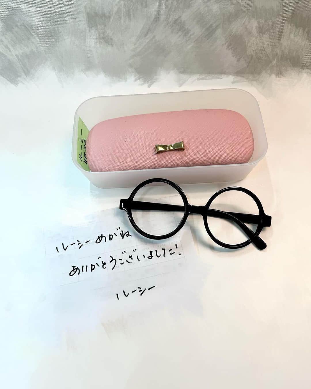 清水くるみのインスタグラム：「「 #FACTORYGIRLS 〜私が描く物語〜」 無事大千穐楽を迎えました。  大阪の1公演、わざわざ劇場に足を運んでくださったにも関わらず中止になってしまい、観劇が叶わなかった方、本当に申し訳ありませんでした。わたしたちも開演10分前に知り、まだまだ予断を許されない状況なのだということを実感しました。 1日でも早く、安心して演劇を楽しめる日常が戻ってくることを心から願っています。  わたしにとって本当に思い入れ深い、愛情深く役作りさせていただいたルーシー！ルーシーになくてはならないメガネ！ 本当にこのメガネに助けられながら、役作りをしていったので、今回のいちばんの相棒でした。 今回、春風ひとみ姐さんと同じ役を演じさせていただいたのですが、初演の時からのルーシーの癖を大人になってからもリンクさせたいと言ってくださり、稽古場ですごく研究してくださって😭 一緒にルーシーという役を作り上げていきました。その作業がすごく楽しかった！貴重な経験をさせていただきました。  今回の現場はカメラマンがとても多くて(特に、というかほぼくみちゃんですが😂)、写真がいっぱいあるので、随時載せていきたいと思っています！お楽しみに！」
