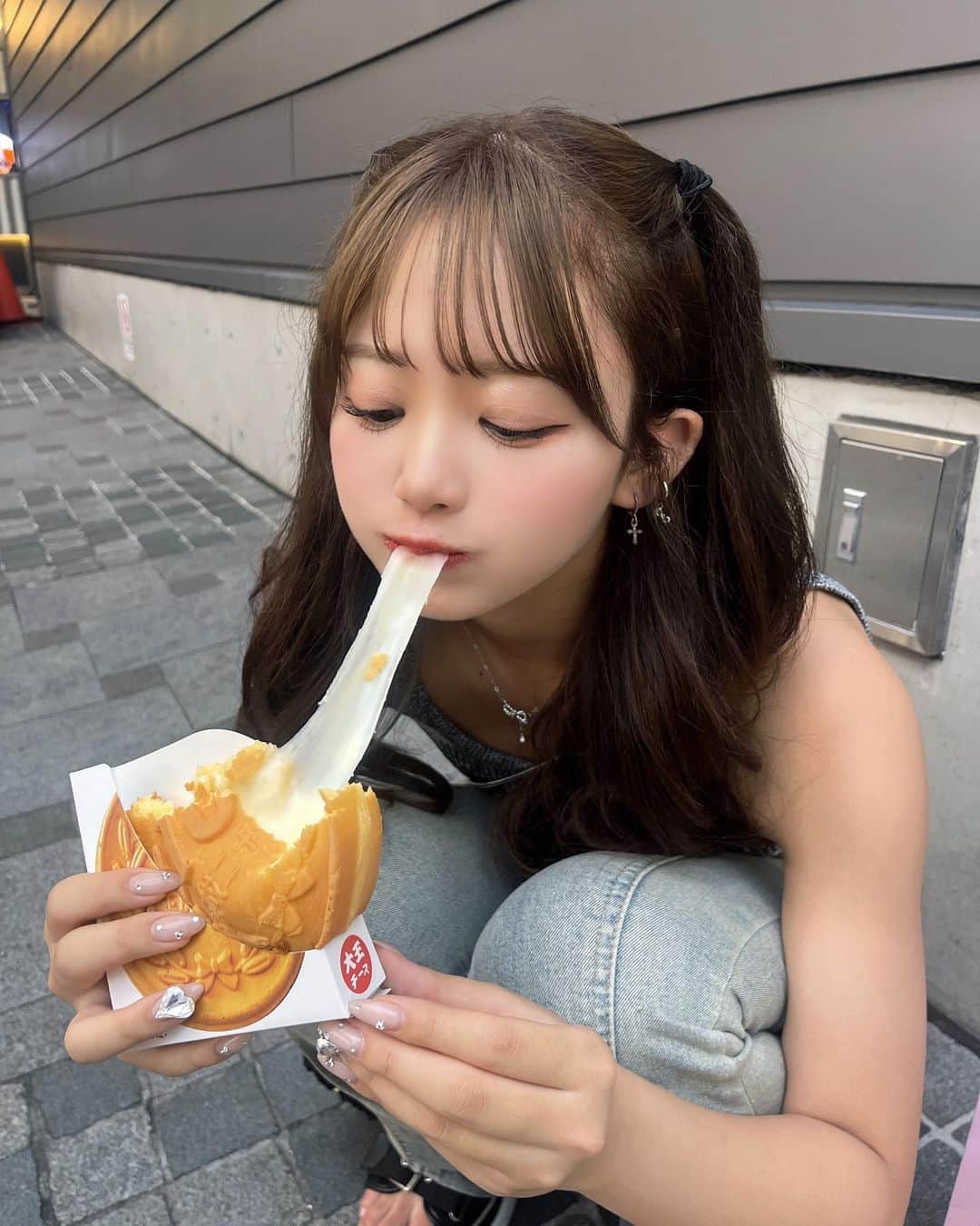 山本姫香さんのインスタグラム写真 - (山本姫香Instagram)「10円パン初めて食べた🥐 チーズ入ってるパンケーキみたいですき まつ毛よく聞かれるんだけど　@mm__minami さんにしてもらってます！こんなに上がってるのすごくない✨」7月3日 18時35分 - _himeka0904_