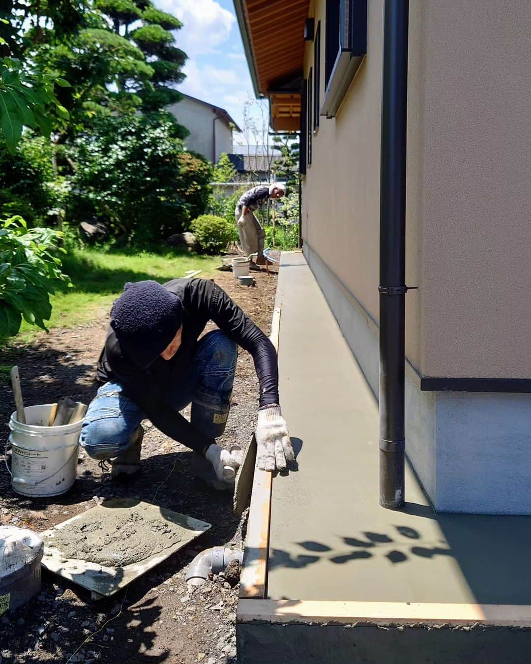 有限会社わさだ工務店のインスタグラム：「猪野の現場。 犬走りの仕上げ。 梅雨のわずかな晴れ間をねらって、一気に仕上げます。 今日は4人がかりでした。 #犬走り #犬走りのある家 #梅雨の合間の晴れ #左官仕事 #平屋の住まい #注文住宅 #インテリア #マイホーム #新築 #家 #暮らし #住宅 #自然素材 #建築 #住まい #木の家 #デザイン #施工事例 #一戸建て #設計 #ライフスタイル #自由設計 #家づくり #ハウスメーカー #木造住宅 #工務店 #大分の工務店 #暖かい家 #涼しい家 #わさだ工務店」