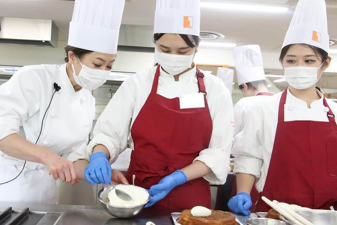 神戸製菓専門学校（公式）さんのインスタグラム写真 - (神戸製菓専門学校（公式）Instagram)「神戸製菓の製菓本科は2年間で 1500時間の豊富な実習･演習❗️❗️  2年生はジベール先生の  #高度洋菓子実習 でした🍰  1年次に習ったことを活かしながら、 レベルアップしたお菓子をどんどん作っていきます✊  朝から夕方まで1日通しての実習なので 複数のお菓子を同時並行で 仕上げることも考えながら取り組みます💨  #ピスタチオのムース  ピスタチオを贅沢に使った濃厚なムース✨ 切るとフランボワーズの コンフィチュール（ジャム）がとろ～り💕  #ココナッツとパイナップルのケーキ  夏を感じるココナッツとパイナップル♪🍍 冷やして食べるとさらに美味しい、 夏の特別な焼き菓子✨  生地の綺麗な伸ばし方やクネルなど デコレーションのコツも、 わかるまで手取り足取り教えていただきました！😊  #神戸製菓　#神戸製菓専門学校　#高度洋菓子実習　#製菓　#製菓専門学校　#洋菓子　#実習　#洋菓子実習　#ピスタチオ　#ケーキ　#🍰　#cake #神戸　#三ノ宮　#お菓子作り　#お菓子作り好きな人と繋がりたい　#pattistagram2023」7月3日 18時39分 - kobeseika_info