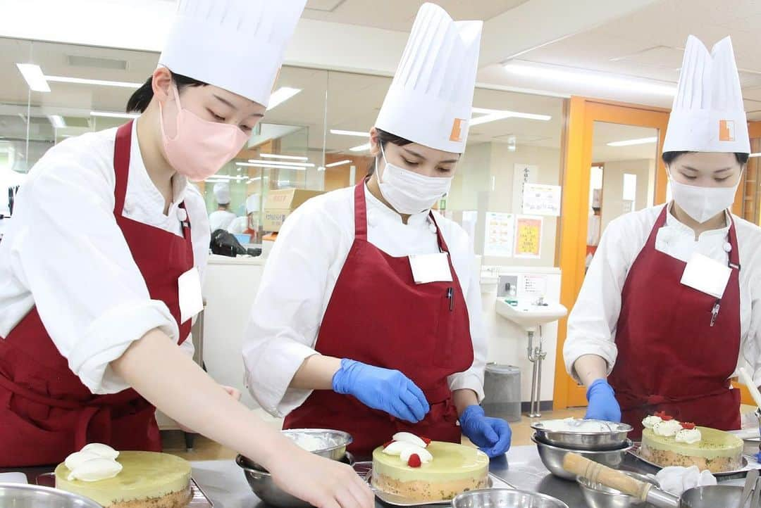 神戸製菓専門学校（公式）さんのインスタグラム写真 - (神戸製菓専門学校（公式）Instagram)「神戸製菓の製菓本科は2年間で 1500時間の豊富な実習･演習❗️❗️  2年生はジベール先生の  #高度洋菓子実習 でした🍰  1年次に習ったことを活かしながら、 レベルアップしたお菓子をどんどん作っていきます✊  朝から夕方まで1日通しての実習なので 複数のお菓子を同時並行で 仕上げることも考えながら取り組みます💨  #ピスタチオのムース  ピスタチオを贅沢に使った濃厚なムース✨ 切るとフランボワーズの コンフィチュール（ジャム）がとろ～り💕  #ココナッツとパイナップルのケーキ  夏を感じるココナッツとパイナップル♪🍍 冷やして食べるとさらに美味しい、 夏の特別な焼き菓子✨  生地の綺麗な伸ばし方やクネルなど デコレーションのコツも、 わかるまで手取り足取り教えていただきました！😊  #神戸製菓　#神戸製菓専門学校　#高度洋菓子実習　#製菓　#製菓専門学校　#洋菓子　#実習　#洋菓子実習　#ピスタチオ　#ケーキ　#🍰　#cake #神戸　#三ノ宮　#お菓子作り　#お菓子作り好きな人と繋がりたい　#pattistagram2023」7月3日 18時39分 - kobeseika_info