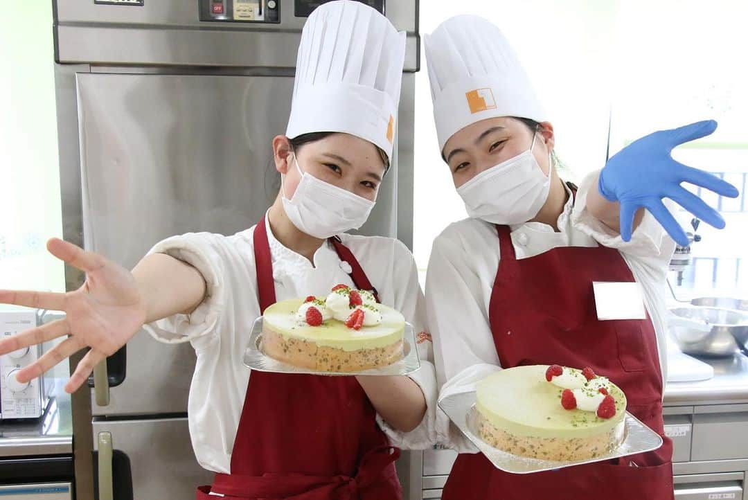 神戸製菓専門学校（公式）さんのインスタグラム写真 - (神戸製菓専門学校（公式）Instagram)「神戸製菓の製菓本科は2年間で 1500時間の豊富な実習･演習❗️❗️  2年生はジベール先生の  #高度洋菓子実習 でした🍰  1年次に習ったことを活かしながら、 レベルアップしたお菓子をどんどん作っていきます✊  朝から夕方まで1日通しての実習なので 複数のお菓子を同時並行で 仕上げることも考えながら取り組みます💨  #ピスタチオのムース  ピスタチオを贅沢に使った濃厚なムース✨ 切るとフランボワーズの コンフィチュール（ジャム）がとろ～り💕  #ココナッツとパイナップルのケーキ  夏を感じるココナッツとパイナップル♪🍍 冷やして食べるとさらに美味しい、 夏の特別な焼き菓子✨  生地の綺麗な伸ばし方やクネルなど デコレーションのコツも、 わかるまで手取り足取り教えていただきました！😊  #神戸製菓　#神戸製菓専門学校　#高度洋菓子実習　#製菓　#製菓専門学校　#洋菓子　#実習　#洋菓子実習　#ピスタチオ　#ケーキ　#🍰　#cake #神戸　#三ノ宮　#お菓子作り　#お菓子作り好きな人と繋がりたい　#pattistagram2023」7月3日 18時39分 - kobeseika_info
