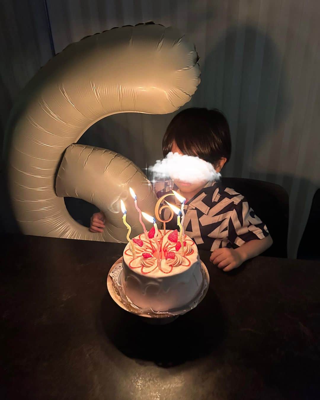 橋本奈実のインスタグラム：「6歳👑 お誕生日おめでとう！！ 男の子からも女の子からもモテモテの長男🫶 来年から小学生なんて信じられない。 もうすぐ親といるより楽しい時間や大切な時間が増えていく。私もそうだった。 一日一日を大切にしよう。 できる限りの事をやってあげよう。 毎日笑顔でいよう。 元気で生きていてくれてありがとう。　 それだけで十分。 この当たり前じゃない毎日を噛み締めながらママも頑張る。」