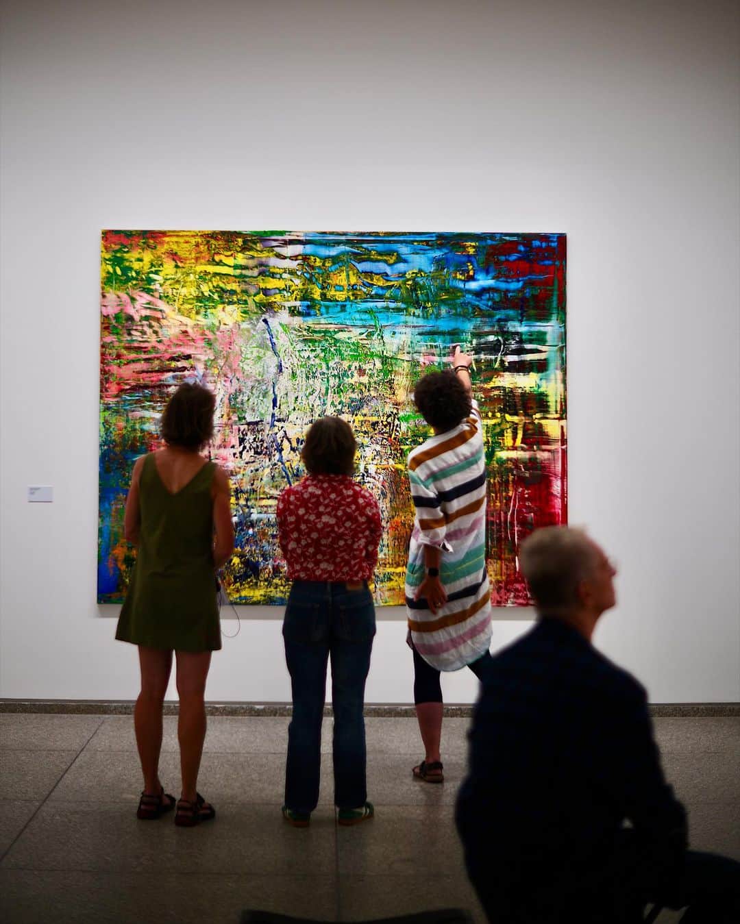 吉田拓巳のインスタグラム：「ベルリンではミース設計のNeue Nationalgalerieもめちゃくちゃよかった建築がまず美しい。そしてリヒター が自身の作品を100点以上、永久貸与したそうでリヒター展も素晴らしかったです。  @neuenationalgalerie  @gerhard.richter   #NeueNationalgalerie  #LudwigMiesvanderRohe  #GerhardRichter」
