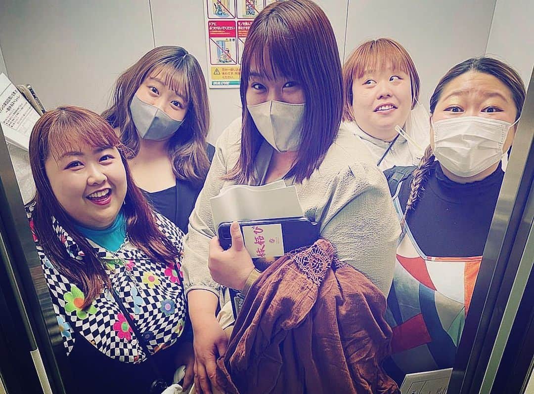 ミナコのインスタグラム：「❤️デブンジャーズ❤️ ええ写真〜！！！ チカポンの敬いな祭の時‥エレベーターをジャックした‥We are新しいデブのリーダー🩷❤️🩷  #時差スタグラム」