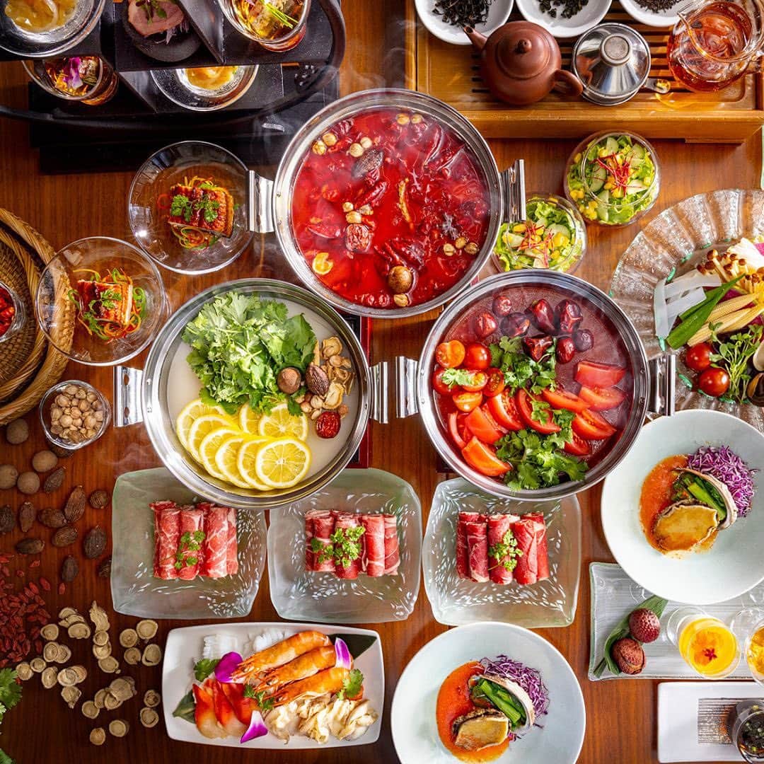 ヒルトン東京さんのインスタグラム写真 - (ヒルトン東京Instagram)「夏の『妃鍋』チャイニーズ・ナイトアフタヌーンティー  暑い夏こそ、火鍋プランはいかがでしょうか🔥  鮑や鰻などの高級食材をふんだんに用い、一品一品丁寧に作られる本格中国料理をおしゃれなアフタヌーンティースタイルにてご提供するディナープラン✨  お一人様専用でご用意する鍋が嬉しいポイント。  「鶏白湯＆トマト」と「レモン・パクチー」スープは夏限定にてご用意しております！  【Summer Sale対象プラン🌻】 場所：ヒルトン東京 2階　中国料理「王朝」 開催期間：～8月31日（木）平日限定 料金：お1人様 ¥10,000　  #ヒルトン #ヒルトン東京 #hilton #hiltontokyo #ホテル #hotel #ホテル女子会 #アフタヌーンティー #中華 #中国料理 #中国料理王朝 #王朝 #中華ディナー #中華料理 #チャイニーズアフタヌーンティー #ナイトアフタヌーンティー #中華アフタヌーン #一人鍋 #妃鍋 #火鍋 #アンチエイジング #美 #美容 #鶏白湯 #トマト　#レモン #パクチー #山椒 #唐辛子 #麻辣」7月3日 18時54分 - hiltontokyo