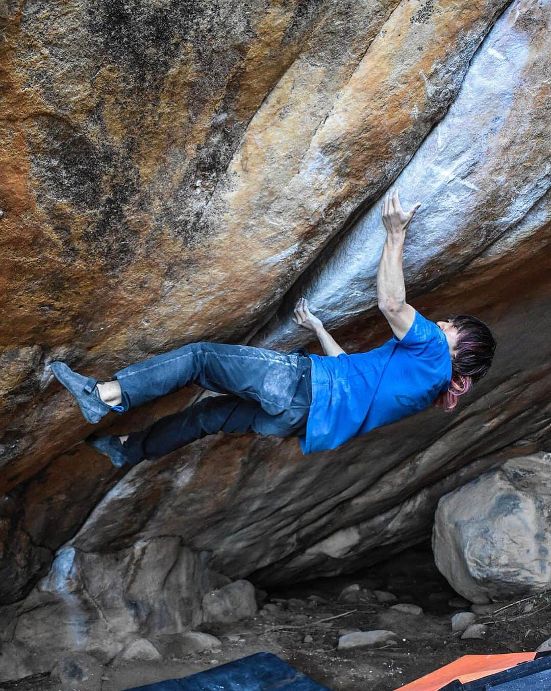 野村真一郎のインスタグラム：「The Book Club 8b+/V14✅ FA by @shawnraboutou   #Rocklands 🇿🇦 I sent super cool line “The Book Club”. There are so many stressful betas in the line so it’s really hard to concentrate every moment before doing a beta. All of boulders in Rocklands are so fascinating that i can’t stay at one boulder area.That’s how i’m enjoying climbing life in Rocklands🇿🇦🌈  Let’s move on to the next boulder🔥 ＿＿＿＿＿＿＿＿＿＿＿＿＿＿＿＿＿＿＿＿＿＿＿＿＿＿＿＿＿＿  ラインのかっこよさが際立つブッククラブ(5段)が登れた！ ストレスフルなムーブが連続してて、繋げメンタルを発動させるのがむずかった。 どの岩もカッコ良すぎて目移りしないようにするのがまじで大変。そのくらい、ロックランズでの生活が充実してます。 よし、次の目標も頑張ろう。  📸: @o__takum122  @rokdo_team @unparallelup @rockmasterhq_caravan @monturajapan @montura_official @frictionlabs @project_daihold @clover_resole @hamasakichiryoin0929」