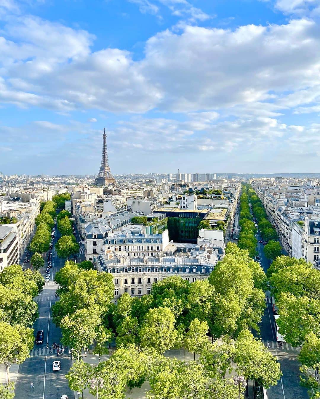 瀬戸早妃さんのインスタグラム写真 - (瀬戸早妃Instagram)「凱旋門〜っっ❣️ 上まで昇ってきました🫶エッフェル塔も見えました🗼  Parisの街並みを2万歩いたぞ〜🐾  沢山載せたい写真があるのですが 投稿が追いついていません🤯✨ そのくらい毎日が楽しく充実しています︎💕︎︎ 歩いているだけでも美しくて幸せな街です🇫🇷  #paris #france #パリ #フランス #凱旋門 #エッフェル塔 #EiffelTower」7月3日 18時48分 - plievesaki