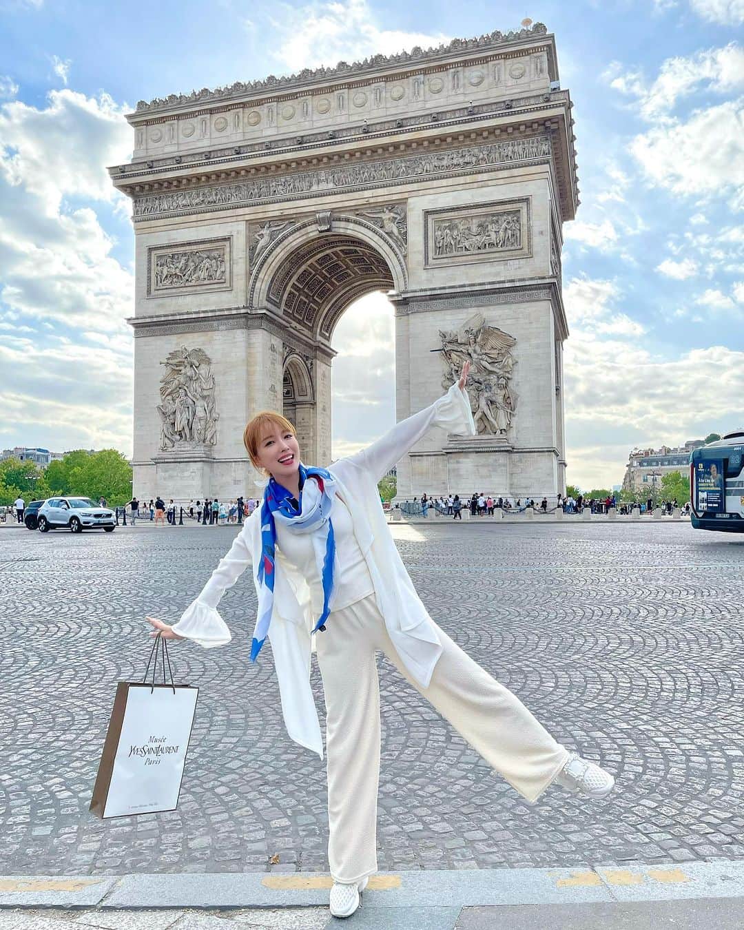 瀬戸早妃のインスタグラム：「凱旋門〜っっ❣️ 上まで昇ってきました🫶エッフェル塔も見えました🗼  Parisの街並みを2万歩いたぞ〜🐾  沢山載せたい写真があるのですが 投稿が追いついていません🤯✨ そのくらい毎日が楽しく充実しています︎💕︎︎ 歩いているだけでも美しくて幸せな街です🇫🇷  #paris #france #パリ #フランス #凱旋門 #エッフェル塔 #EiffelTower」