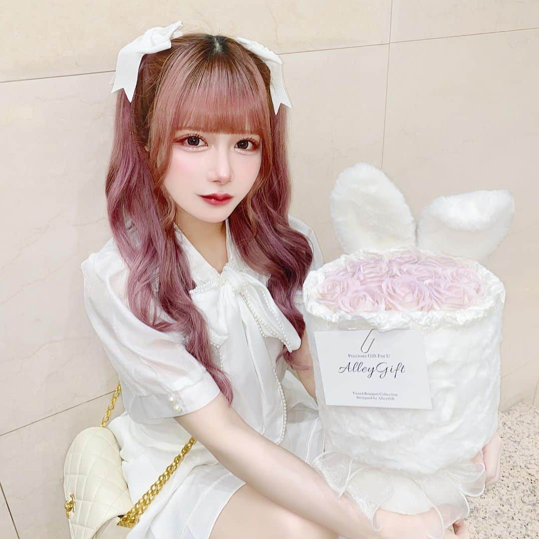 Yuupyonのインスタグラム：「🐇🤍💐🫧 ⁡ ⁡ ずーっと可愛くて欲しいって言ってた @alleygift_shop  のうさちゃんのブーケ💐 これお花がソープフラワーだから枯れなくて ずっとこのままなのめちゃくちゃ嬉しい😭🩷 お家に飾ってずっと大切にする🐇🫧 ⁡ ⁡ #ツイードブーケ#ワンホンブーケ#ソープフラワー#花束#うさぎ#うさぎブーケ#ホワイト#ホワイトコーデ#ハーフツイン#soapbouquet#white#rabbit#pink#ribbon#gift#giftbouquet」