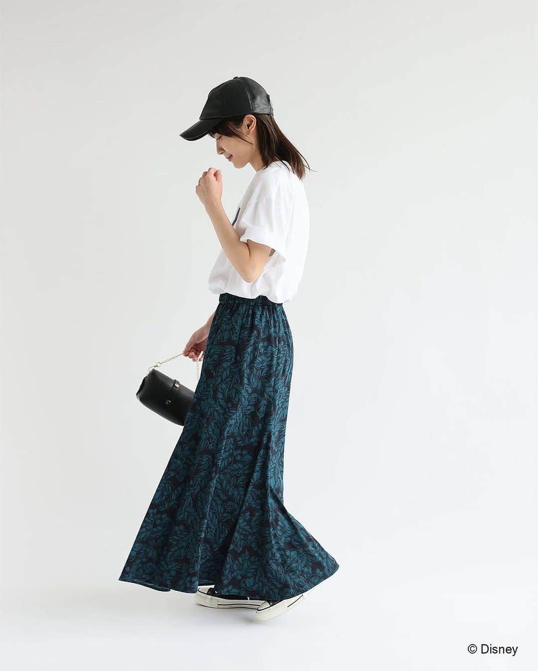 トライセクトさんのインスタグラム写真 - (トライセクトInstagram)「大人気のミッキーTシャツが再入荷！  JOURNAL STANDARD relume @js_relume 　  ヴィンテージTのようなこなれた風合いと、キャッチーなミッキーマウスのプリントが大人の遊び心をくすぐる1枚。 ⁡ 今から秋まで使えるTシャツは、何枚でも持っておきたい！ ⁡  前回買い逃してしまった方はぜひチェック✔︎⁡ ⁡  -------------------- ⁡ 【GOOD ROCK SPEED】Mickey / TEE ¥5,280(税込) no.23070463002220 ⁡ --------------------  コーデ      ＿＿＿＿＿＿＿＿＿＿＿＿＿＿🏷   いつも投稿をご覧いただきありがとうございます！  ベイクルーズ公式インスタグラムでは   WOMAN & MENの新作情報を毎日配信中📷  是非フォローしてね ♪  ▼▼▼  @baycrews ＿＿＿＿＿＿＿＿＿＿＿＿＿＿   #relume#baycrews #レリューム#ベイクルーズ #シンプルコーデ #カジュアルコーデ #着回し #キレイめカジュアル#夏コーデ#夏物コーデ #20代コーデ #30代ファッション コーデ#40代コーデ#着回しコーデ#トレンドコーデ#トレンドコーデ#スタッフコーデ#スタイリング #tシャツコーデ #ロゴt #ロゴtシャツ #プリントt #プリントtシャツ #ミッキーマウス #ミッキーtシャツ #柄スカート #プリントスカート #キャップコーデ #スニーカーコーデ」7月3日 18時51分 - baycrews