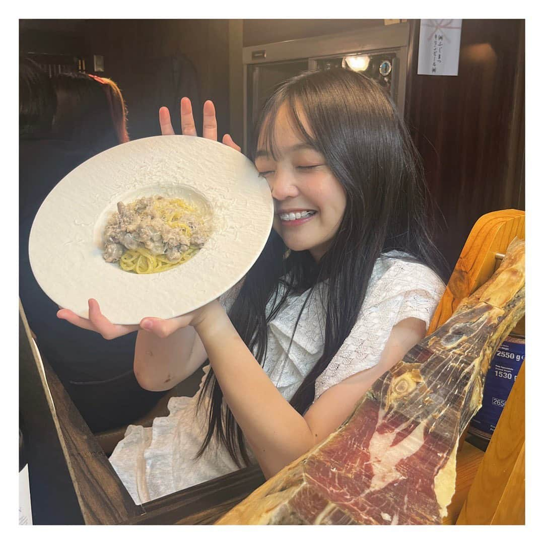 和智日菜子さんのインスタグラム写真 - (和智日菜子Instagram)「・ ・ ・ ・  湿気で、巻いてた髪の毛も ちょっとうまくいったと思った前髪も ボサボサになってしまいました🌀笑  寝不足だからか… 最近酔いが回るのが早くて この写真を撮った記憶がありません。笑  美味しかったことだけは覚えてる🫣♡  白いボロネーゼ🍝 いろんな人に食べてほしい💌♡ 《 @orso_odashi.pasta0501 》  ・ ・  楽しい週末でした🥺🥺  #lilybrown #リリーブラウン #白ワンピ #ワンピースコーデ #雨の日 #ボロネーゼ #パスタ #白いボロネーゼ #イタリアン #京都グルメ #京都観光 #京都ディナー #烏丸グルメ #烏丸ディナー #生ハム #いいね返し #淡色女子 #淡い民 #淡色コーデ」7月3日 18時51分 - wachihinako