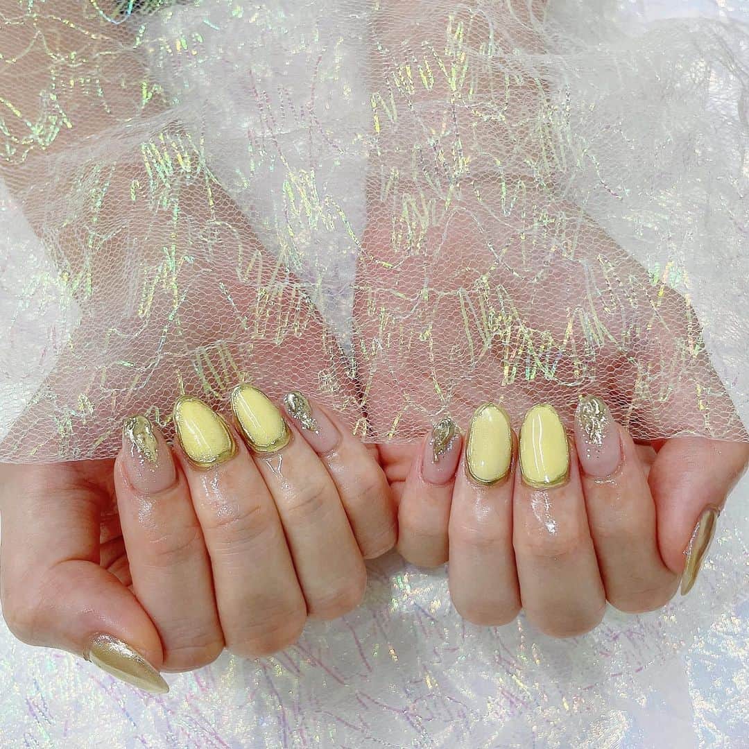 のインスタグラム：「投稿してなさすぎてネイルアカウントみたいになってるわ。笑💅 夏らしくイエローネイル💛 可愛いぃいいぃ😚足元も黄色なのだ🐣  @elnailsalon  いつも可愛く仕上げてくれてありがとうございます🫡 . . #ネイル #ネイルデザイン #夏ネイル #イエローネイル #elnail」