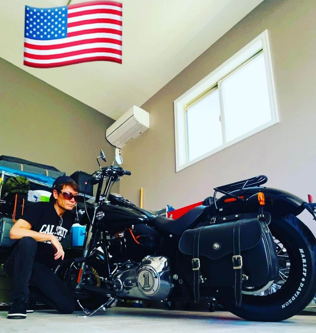 マイケル富岡さんのインスタグラム写真 - (マイケル富岡Instagram)「ツーリング タイム♡ ready? #usa #california #la #losangeles #shooting #harley #harleydavidson #surfershouse #beachhouse #マイケル富岡 #タレント #俳優 #撮影 #隠れ家 #秘密基地 #generalamericanhome #海 #ビーチ #癒し #ロス #lalife #lastyle #usatv #ビーチツアー #actor #actorslife #garage」7月3日 18時52分 - michaeltomioka