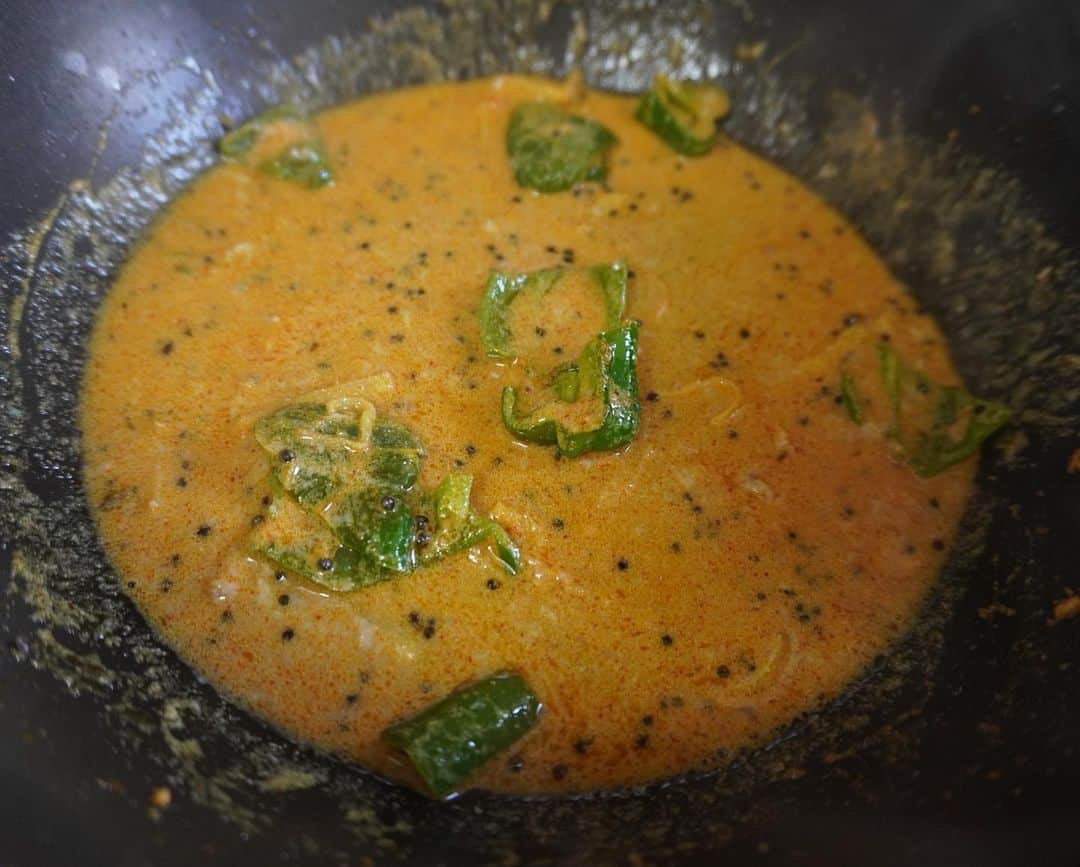 印度カリー子さんのインスタグラム写真 - (印度カリー子Instagram)「【レシピ】かんたん本格！ベンガル風フィッシュカレー  暑い日は酸味のあるカレーが食べたい！！  ご飯とよく合う、インド・ベンガル風のフィッシュカレーです。  マスタードのスパイシー感がたまりません。  決め手は…粉からし！！  材料　1〜2人分 ・さばの水煮缶　1缶（190g） ・ピーマン　1個 ・しょうが　1かけ(千切り) ・油　大さじ1 ※マスタードシードオイルでもっと本格的に！ ・チヨダからし　大さじ1 ・砂糖　小さじ1/2 ・水　100ml ・塩　ひとつまみ 　 スパイス ・チリペッパー　小さじ1/4(辛味なので増減可) ・マスタードシード　小さじ1/2  作り方 ①チヨダからしを水（分量外）大さじ１で溶いておく  ②フライパンに油とマスタードシードをいれ中火にかけ、油の中でマスタードシードを熱する  ③マスタードシードの弾けが弱まってきたら、弱火にしてしょうが、ピーマンを加える。  ④香りが立ってきたら、①とチリペッパーを加えて1分ほど混ぜ合わせる  ⑤さば缶、水、砂糖を加え沸騰させ、沸騰させた状態でフタをして3分ほど煮る  ⑥最後に塩で味を調える。  ★お好みでパクチー、生姜の千切りをトッピングするのがおすすめ！  ★ チヨダからし…実は ベンガル系のカレーによく使うマスタードシードパウダーとターメリックが入っている万能スパイス！！  バランスも良くめちゃめちゃ美味しく作れます  #和からし　#粉からし　#pr」7月3日 18時52分 - indocurryko