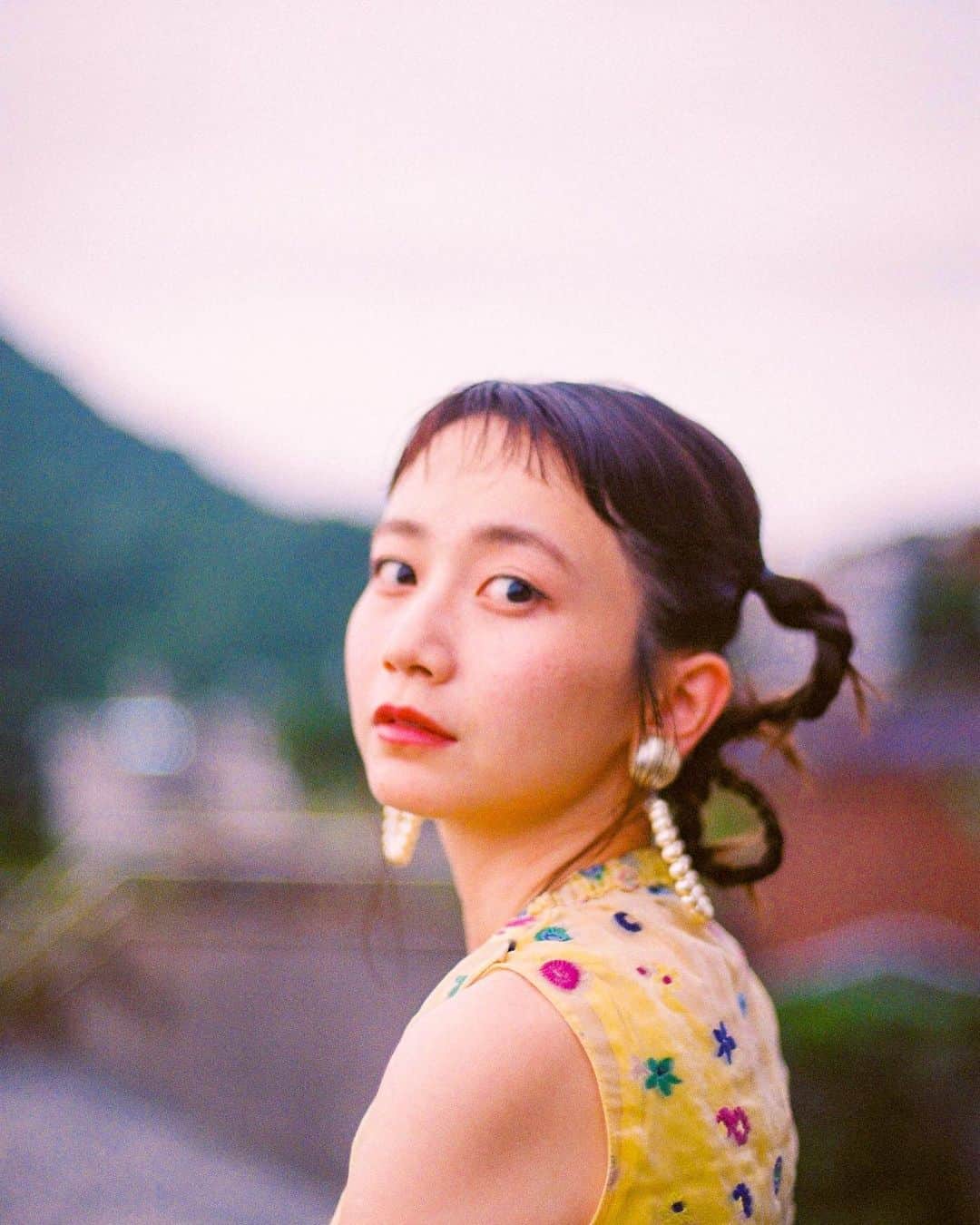 三戸なつめのインスタグラム：「お知らせです！この度芸能生活10周年を記念しまして宝島社さんから フォトエッセイ『なつめろん』を発売する事になりました！ 気付けばアソビシステムに所属して１０年。 こうやってフォトエッセイを出せる事が本当に嬉しい！！ 応援してくれるみんなのおかげです！！本当に感謝！！！！ありがとうが足りない位のありがとうです。 ロケ地はなんと大好きな台湾🇹🇼 先日訪れた台湾はこのためだったのですー👏✨ ヘアメイク、スタイリストにはお馴染みのあずさちゃん、かよさんに加え、 今回は枝優花さんにお写真を撮って頂きました！ なんて贅沢なんでございましょ。。。 素晴らしいスタッフの皆様たちのおかげで素敵なフォトエッセイに仕上がりつつあります！（まだまだ編集段階なのです。ここからが大詰めじゃ！！ そしてせっかくの10周年なので、今までの１０年を振り返ったエッセイを書かせていただきました！ この１０年を振り返れるような内容になっております！☺️ 昔からのファンでいてくれているなつめっこや、最近知ったよ！って人まで 楽しんでいただけるのでは、、と思って作業を頑張っております✊ 発売日は8/12(土)🌼 本日の18時より書店にてネット予約が可能となってます！ そして！Amazonでは予約してくれた方の中から抽選で40名様に、本の中にも掲載されている私 in 台湾のチェキ（枝優花さん撮影）をプレゼントします🎁どしどし応募くださいまし☺️ ストーリーの方にもURLを貼っておくのでぜひ皆様予約していただけると 大変喜んでしまいます✨  #フォトエッセイ #なつめろん #台湾 #台北 #台南 #mito_natsume」
