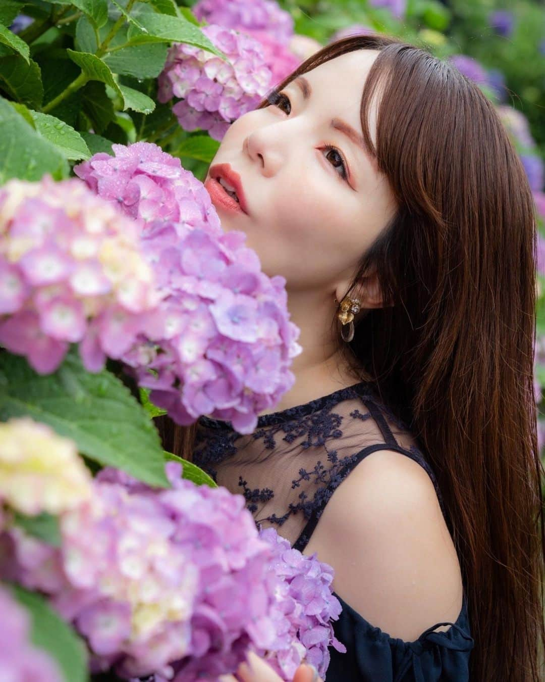 Mikaさんのインスタグラム写真 - (MikaInstagram)「『hydrangea beauty』  雨の日の紫陽花☔️美し過ぎた💞  ・ ・ ・ photo by @shirapyonphoto 📸 model @mika_portrait  ・ ・ ・ ・ follow me💋  #美花展 #紫陽花ポートレート #紫陽花が好き  #紫陽花好きな人と繋がりたい  #誰かの記憶に残る写真 #カメラ好きな人と繋がりたい #ファインダー越しの私の世界 #ポトレファン倶楽部 #被写体モデル #その瞬間は永遠の思い出 #みんなのフォト #ポトレ女子 #撮影依頼募集中 #jp_portrait部 #hydrangeaseason  #hydrangealove  #japanesegirl #asianbeauty #jp_portrait_collection #loves_united_portrait  #team_jp_ #global_ladies #photo_shorttrip #_lovely_weekend #japan_art_photography #portraitfestival #portraitinlove #exclusive_world_portrait  #instagood #instagramjapan」7月3日 18時57分 - mika_portrait