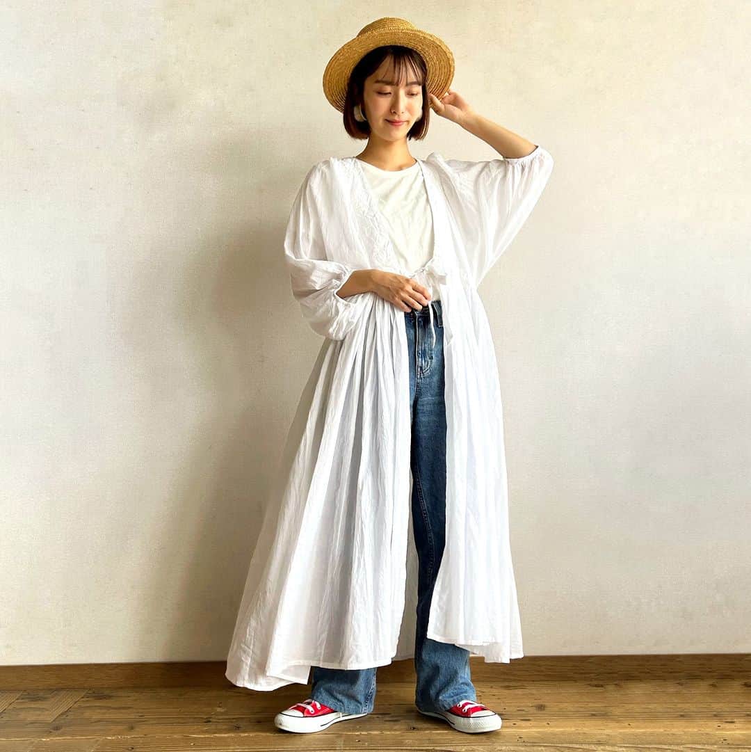 イーザッカマニアストアーズのインスタグラム：「. ＼ 📣 NEW ITEM ／  ちょっぴり素敵なカーディガン🍃  程よく透け感のあるナチュラルな風合いのインドコットンを使用。 ボリュームのあるシルエットも夏らしく軽やかな印象になります♪  シアー 刺繍 ロングカーディガン 🔎2300299 ¥7,150 着用staff かなやん 159cm ---  #ezakkamaniastores#イーザッカマニア#イーザッカマニアストアーズ#カーディガン #カーデ #ナチュラルコーデ#ワンピース#ワンピ#ロングワンピ#今日のコーデ#シンプルスタイル#シンプルコーデ#カジュアルスタイル#神戸ファッション#コーディネート #夏コーデ #夏服コーデ」