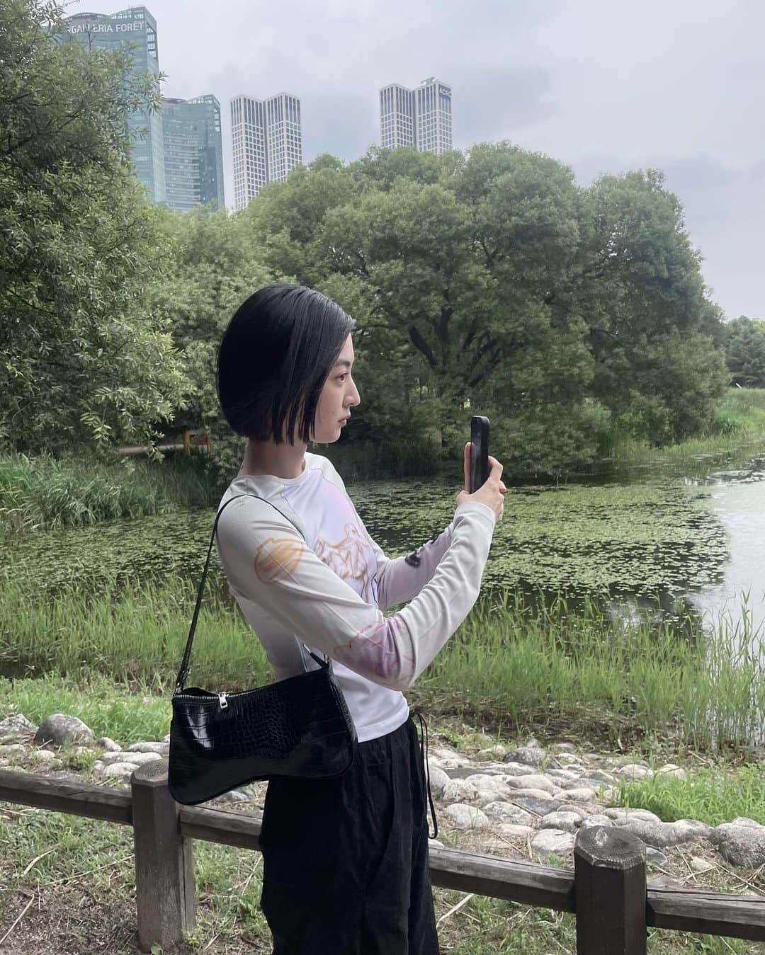 のインスタグラム：「可愛いお洋服  と  可愛いラクガキ  カフェでジブリの曲が流れててどうしても描きたくなった🐿️」