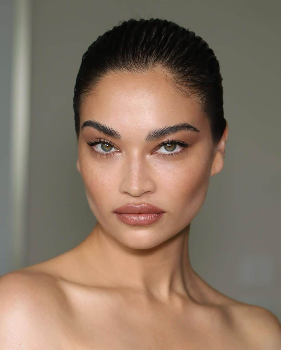 シャニーナ・シャイクのインスタグラム：「A glam moment by @nikki_makeup 🤎」