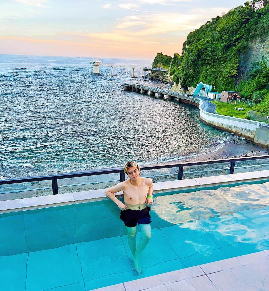 バンダリ亜砂也のインスタグラム：「・ ・ ・ eden勝浦で久々の整い✨ ・ サウナ、温泉、景色、ご飯、スタッフの対応。全てが素敵だと思う千葉のおすすめスポット！ ・ ・ #eden勝浦 #サウナ #sauna #スパ #温泉 #海 #oceanview」