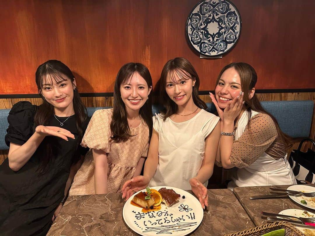 山下愛実（まなみるく）のインスタグラム：「👭🏼👭🏼💕 . . . それぞれ個々で仲良かったので 私の結婚式皆んなまだ知り合ってなくて 大阪で式を挙げる事になって 地元の友達が大半のなか 東京から1人でもと来てくれた大好きな3人🥹💗  その日をきっかけに皆んなで集まるようになって 別々の出会いがこうして皆んなで仲良くなれたの嬉しすぎる😙🤍  行ってらっしゃいしてくれてありがとう😭離れててもらぶ♡  #ありがとう🫶🏻#✈️🇳🇱」