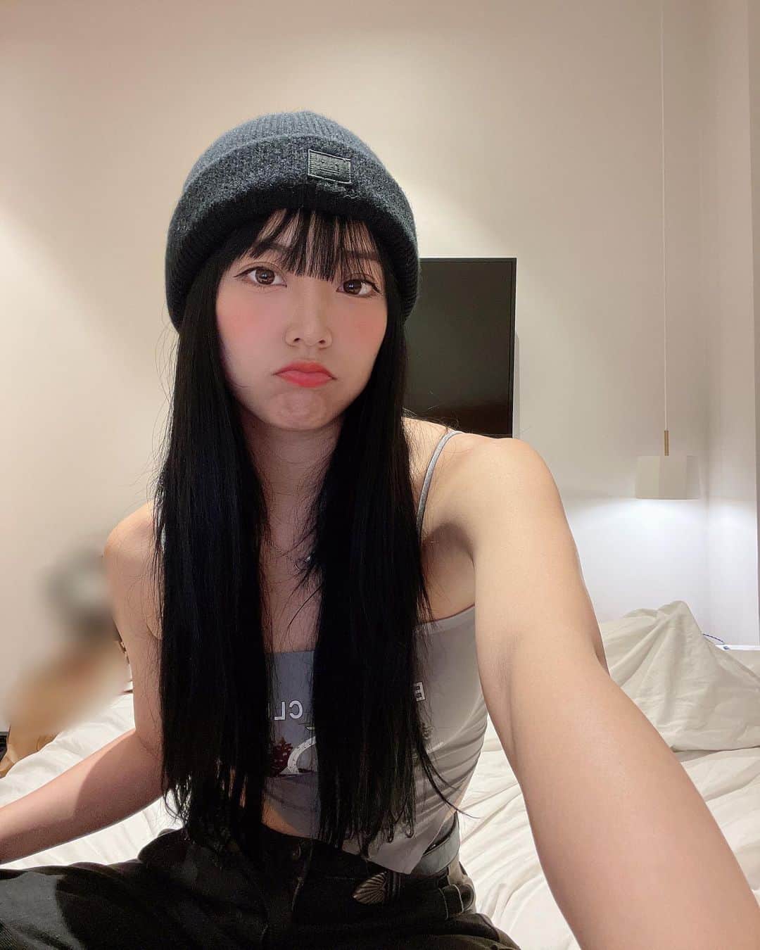 白間美瑠のインスタグラム：「髪の毛伸びたよ🖤 外暑いのにニット帽🤭  머리가 길어졌어요🖤 날씨가 더워졌지만 니트모자🤭」