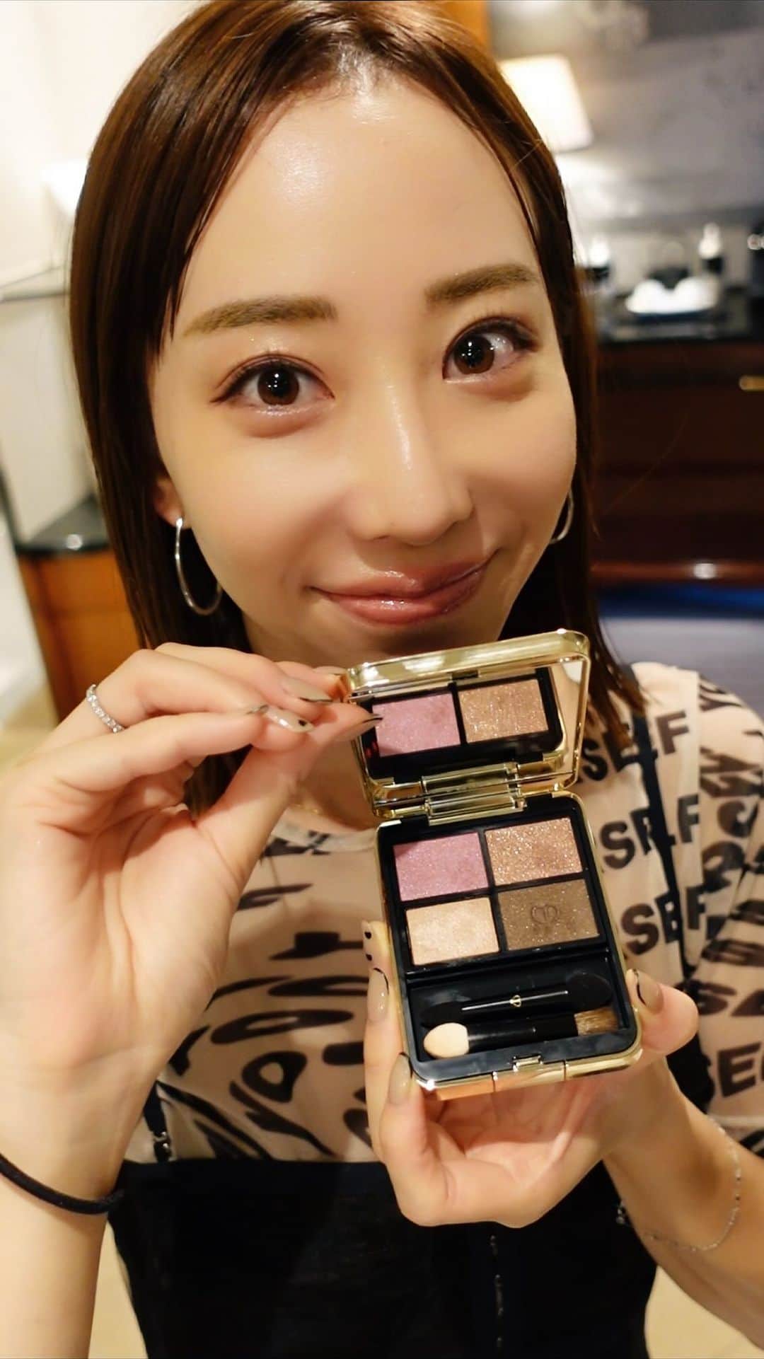 秋倉諒子のインスタグラム：「今日はクレ・ド・ポー　ボーテのオンブルクルールクアドリ9番でメイクアップしてみました💄  ピンク系のシャドウは普段あんまり使わない色ではあるから ドキドキ新鮮でメイク時間も楽しんじゃいました🩷  使ってみてまず驚いたのが、発色の鮮やかさ！ 見たままのきれいな発色でお顔が華やかに🥺✨ それに、12色ものカラバリがあるから 自分のお気に入りを見つけてみてね！！ どれも可愛くて迷っちゃう🤭  この綺麗な仕上がりが長時間持続するから メイク直しもしなくて良さそう🥺 このクオリティでまぶたへのスキンケア効果もあるからすごい ...! @cledepeaubeaute  #PR #クレドポーボーテ #アイシャドウ #クレドポーボーテ #アイシャドウ」