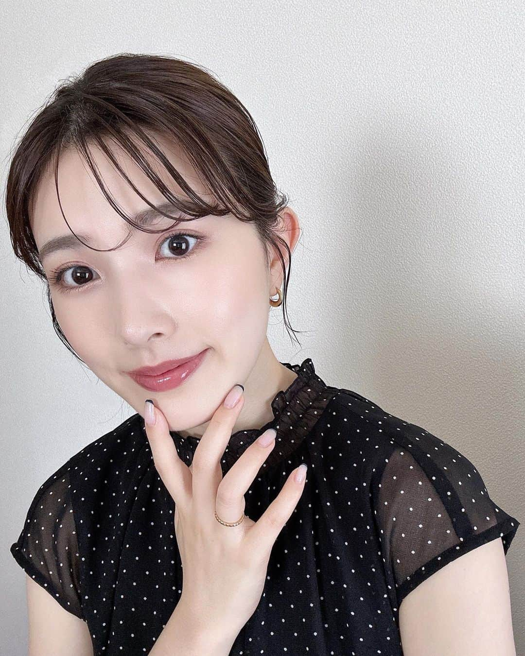 濱田あおいさんのインスタグラム写真 - (濱田あおいInstagram)「. . 最近発売されたコスメをメインに ちょっとスパイシーなピンクメイク💘  ▼ベースメイク  ・vim beauty マイ コンフィデンス スキン モイスチャライジング プライマー パール ¥2,750  SPF50+ PA++++の内側から発光した ような肌を叶えてくれる下地◎ カバー力があるので下地メインで肌作り✨  ・IPSA クリエイティブコンシーラーe ¥3,850  1番上と1番下でクマカバー、1番下で 小鼻と口まわりをカバーしました🤍 MACの#270S ミニ ラウンド スラント ブラシ でクマカバーするのが最近のお気に入り🐻  ・NARS ライトリフレクティングセッティングパウダー　ルース　Ｎ ¥5,830  ほんっとに最近暑い&湿度すごすぎるので さらさら肌に仕上げてくれるリフ粉シーズン！ ルースは私的に付けすぎになりにくくてお気に入り◎  ▼アイメイク  ・MAC コネクト イン カラー アイシャドウ パレット エンベディッド イン バーガンディー ¥6,710  捨て色なしの6色パレット！ 1をアイホール全体、下まぶた全体に 2をアイホールの半分と下まぶたの目尻側に 3をアイラインのように目のキワに！ 甘くないスパイシーな目元に💘  ・SNIDEL BEAUTY ロング ラッシュ マスカラ 01 Delicate black ¥3,410  snidelのリニューアルしたマスカラ！ 繊維が入っていて長さプラスしてくれるんだけど お湯オフできる優れ物🤍  ・b idol イージーeyeライナーR 05 うるみピンキーゴールド ¥1,210  目頭のくの字に入れて輝きをプラス✨ ペンシル型なのでピンポイントに使えるところが◎  ・D-UP シルキーリキッドアイライナーWP シフォンブラウン ¥1,430  目尻側に少しだけ入れてほんのり優しさを！  ▼リップ•チーク•シェーディング  ・NARS アフターグロー センシュアルシャイン リップスティック 888/DOLCE VITA ¥4,400  1つ前で全色レビューしたこちら🤍 888は落ち着いた大人っぽいダスティローズで ほんっとにかわいいっ💄✨  ・SELVE フォギーヴェールブラッシャー 02 バレリーナ ¥3,190  マットなチークで自然に肌に溶け込んでくれる 優しいピンクベージュのカラー  ▼アイブロウメイク  ・fujiko 美眉アレンジャー 01ナチュラルブラウン ¥1650  ペンシルの方で足りない部分を描き足す  ・fujiko マジカルアイブロウカラー 02ライトブラウン ¥1408  脱色したような明るい眉毛に仕上げる🥸  ▼ヘアオイル  ・LIRIO ウォータリーオイル ¥3,960  植物由来成分100%のベタつかないオイル🫧 最近ヘアオイルとして使うのにハマってるけど スキンケアやボディにも使えるよーっ  #今日のメイク#ピンクメイク#春コスメ#夏コスメ#春メイク#夏メイク#ブルベメイク#アラサーメイク#メイクレシピ#崩れないメイク#透明感メイク#つや肌#ツヤ肌#ツヤ肌メイク」7月3日 19時05分 - aoihamada