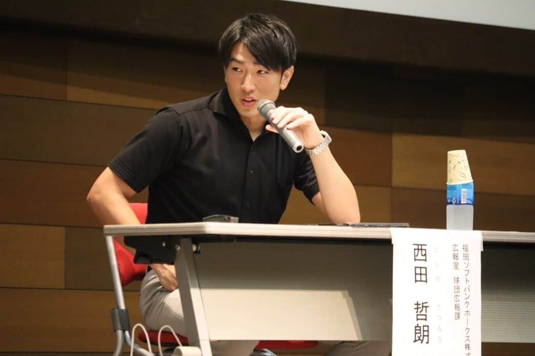 西田哲朗のインスタグラム：「本日7/3(月)に関西大学  で講演をさせていただきました。  本当に関係者の方々ありがとうございました。  関西大学学生の皆様も、 ありがとうございました。  関大前を歩いていると、 懐かしい学生時代を思い出し、 また初心に戻って頑張ろうという気持ちになりました。(ほんまに)  久しぶりに高校時代の先生にお会いできたり、 仲間とも会うことができ、 素直に「嬉しい」っていう感情が滲みでました。(固い)  そんな自分の学舎で、 (一高卒やけど) 自分が講演してるなんて、、、 誰も想像してなかったと思います、、、(ほんまに)  広報職を務めている中で、 本当に嬉しい時間でもありました。 (めっちゃ緊張したけど)  ホークスのことをもっと知っていただけるよう、伝えていけるよう、 もっともっともっと(草) 頑張っていきます！  現在ホークス首位！ 今年はリーグ制覇、日本一奪還の年にできるよう、皆様熱い応援宜しくお願いします！！！(ｱﾂｵｰ)  鷹の祭典2023🦅 (次は7/10(月)京セラ) 勝つぞー🔥(ほんまに)  #福岡ソフトバンクホークス #西田哲朗 #講演会 #関西大学  #関西大学第一高校 #関大一高  #野球 #社会貢献 #社会貢献活動 #プロ野球 #野球  #鷹の祭典 #勝つぞー  #ほんまに #スポーツ報知」