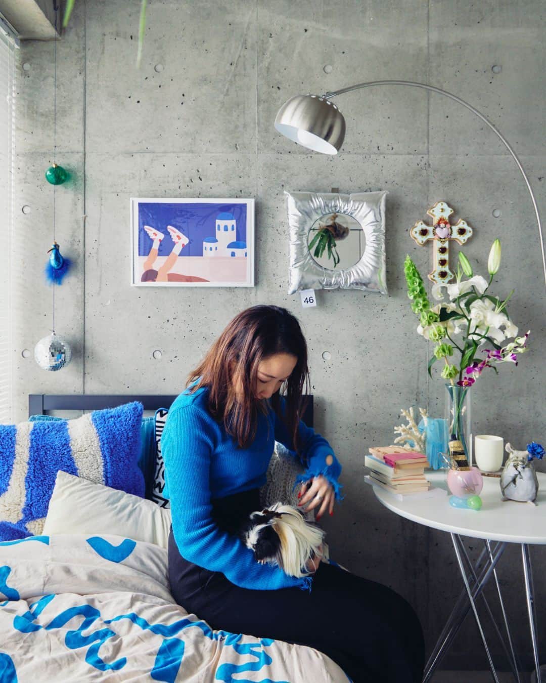 Hanako公式さんのインスタグラム写真 - (Hanako公式Instagram)「【発売中】最新号「小さな部屋を自分らしく」より、”ペットと暮らせば。”   ペットたちが安全に暮らせるように配慮しつつも、インテリアを楽しむことも忘れないバランスは大切。猫2匹とともに5層に分かれたステップフロアのマンションに居住中の写真家・安彦幸枝さんとペットとの暮らしに密着。   他にも、好奇心旺盛なモルモット・チンチラとの楽しい暮らしや、ウッド調の家具や緑に囲まれた空間でカメレオンとの暮らしをご紹介！   🔗本誌の詳細は、プロフィール下のリンクへ！ @hanako_magazine   【Hanako1222号_「小さな部屋を自分らしく」】 #Hanako #Hanakomagazine #インテリアデザイン #インテリア小物 #模様替え #古民家DIY #1人暮らし部屋 #2人暮らし部屋 #収納アイディア #お部屋作り #マイルームインテリア #移住計画 #befirst #ペットのいる暮らし #ペット家族」7月3日 19時08分 - hanako_magazine