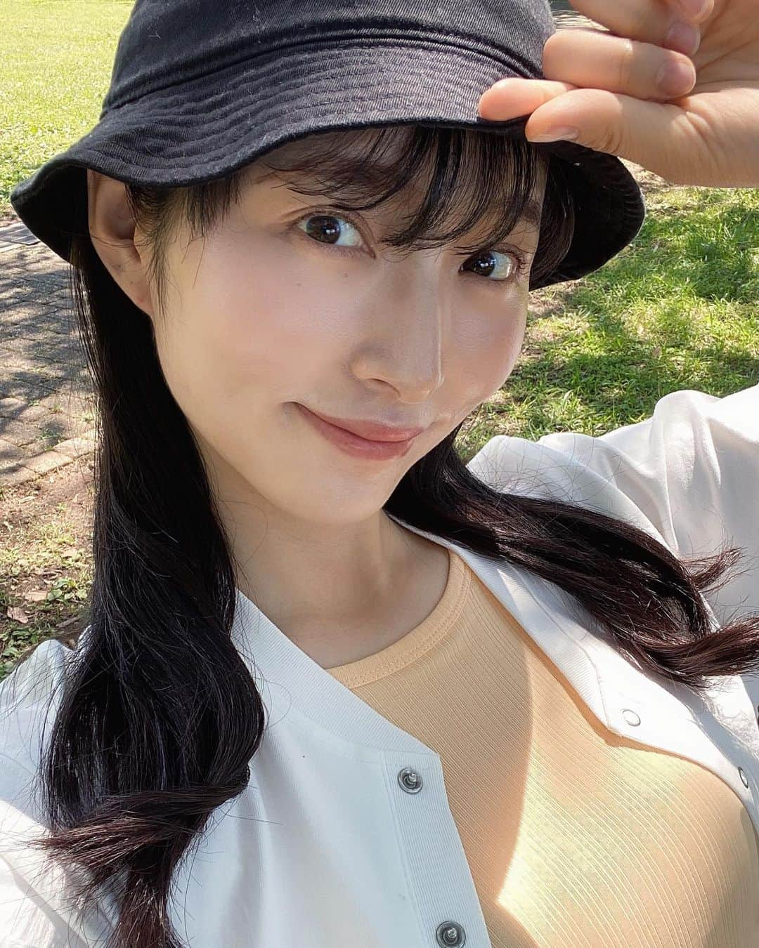 茉莉さんのインスタグラム写真 - (茉莉Instagram)「🌳🌞💚 . . 7月突入！🍹 ジリジリと今年も暑い季節がやってきましたね〜 昔は帽子🧢なんか被らなかったのに、 今では必須アイテムになりました🤣 天気がいいと、キャンプしたくなっちゃう🏕！ 皆さんも熱中症にはお気をつけ下さいね！🥺 . . (4枚目) だんご3兄弟🍡！って歌いながら撮りました🤭 …知ってる人はわかるはず…笑 . . #バンライフ#女ひとり旅 #犬連れ旅#夏休みの思い出 #アウトドア女子#ソロキャンプ女子 #キャンプしたい#わんことお出かけ #わんこのいる暮らし #ワンちゃんと一緒 #トイプードル多頭飼い#キャンピングカーのある暮らし #デリカd5がある生活 #日本一周#ソロ旅#一人旅女子#ソロキャン#犬連れキャンプ」7月3日 19時09分 - mari._xx