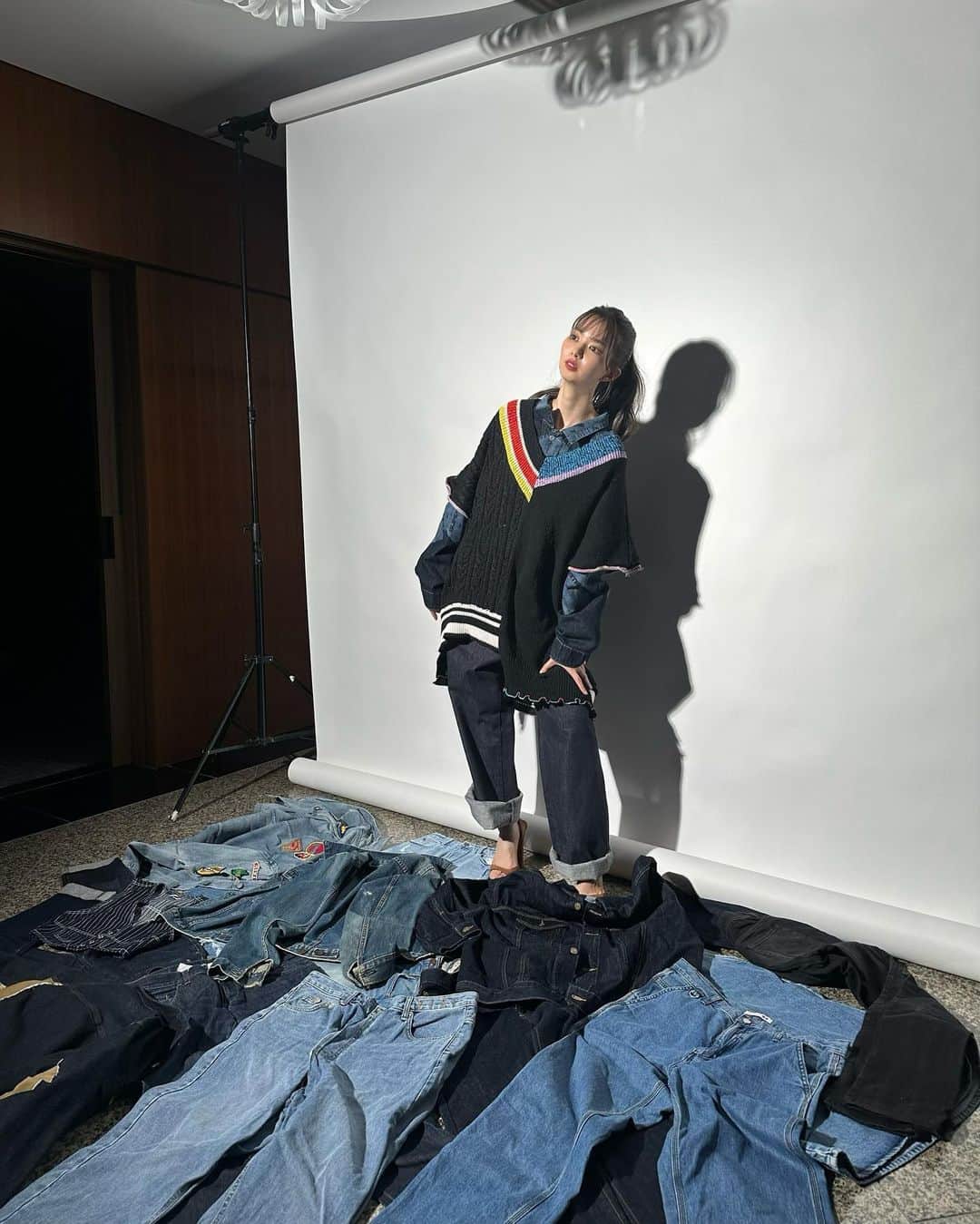 松平璃子さんのインスタグラム写真 - (松平璃子Instagram)「私服👖🪻🫐💙  1st写真集「りこぴ」の自己プロデュースページからのオフショット。デニム編。  #りこぴのクローゼット #denim #code #ootd #fashion」7月3日 19時10分 - riko_matsudaira_official
