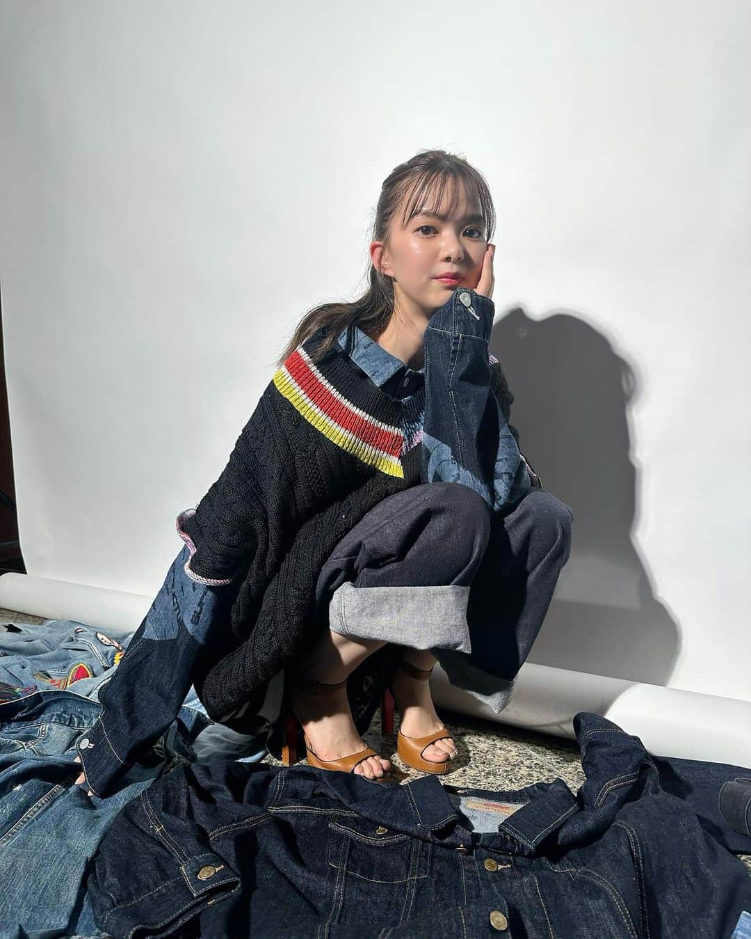 松平璃子のインスタグラム：「私服👖🪻🫐💙  1st写真集「りこぴ」の自己プロデュースページからのオフショット。デニム編。  #りこぴのクローゼット #denim #code #ootd #fashion」