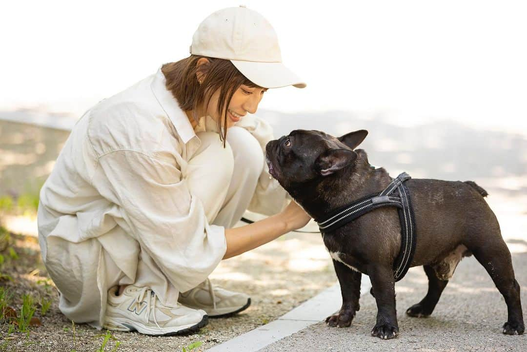 木村まこさんのインスタグラム写真 - (木村まこInstagram)「犬の出張撮影📷 @trip_for_dog  撮影してもらいました𓂃𓈒𓏸  めちゃめちゃ素敵な写真たくさん𖤣𖥧𖥣𖡡𖥧𖤣 毎日散歩するけど、テンちゃんとこんな客観的に撮られることってなかなかない！ って撮られて気づいたー！  毎日の当たり前の瞬間を写真として残しせるって素敵。 犬飼ってる方是非〜♡ お散歩中とか撮影きてくれるよぉ〜🎵  それにしても散歩中ずっと私ニヤニヤしてる🤣🤣🤣  @photoland107 さん ありがとうございました📷  たくさん撮ってもらったからまたupします☺️  #犬撮影 #福岡犬 #福岡犬民  #ペット撮影 #フレブル福岡」7月3日 19時10分 - maco_kimura