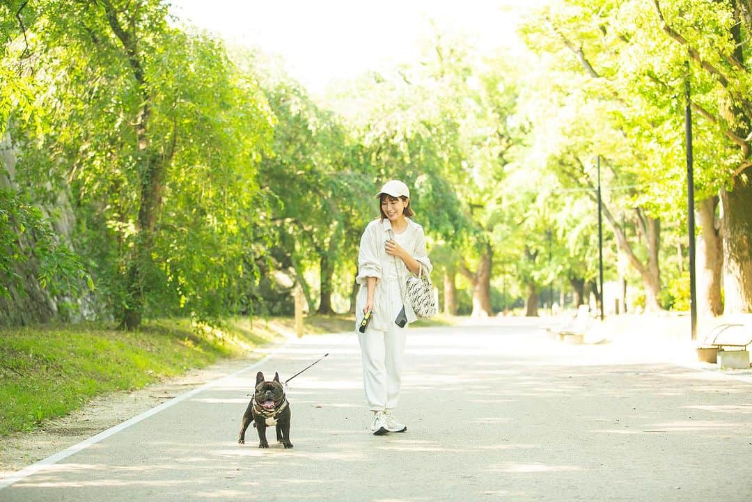 木村まこさんのインスタグラム写真 - (木村まこInstagram)「犬の出張撮影📷 @trip_for_dog  撮影してもらいました𓂃𓈒𓏸  めちゃめちゃ素敵な写真たくさん𖤣𖥧𖥣𖡡𖥧𖤣 毎日散歩するけど、テンちゃんとこんな客観的に撮られることってなかなかない！ って撮られて気づいたー！  毎日の当たり前の瞬間を写真として残しせるって素敵。 犬飼ってる方是非〜♡ お散歩中とか撮影きてくれるよぉ〜🎵  それにしても散歩中ずっと私ニヤニヤしてる🤣🤣🤣  @photoland107 さん ありがとうございました📷  たくさん撮ってもらったからまたupします☺️  #犬撮影 #福岡犬 #福岡犬民  #ペット撮影 #フレブル福岡」7月3日 19時10分 - maco_kimura