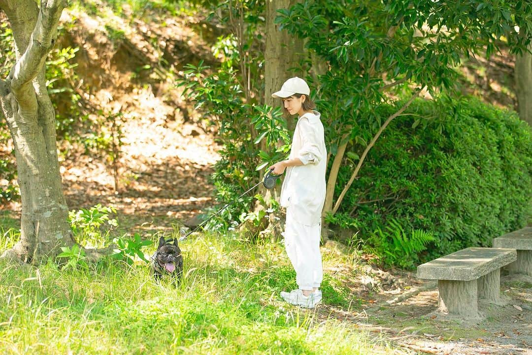 木村まこさんのインスタグラム写真 - (木村まこInstagram)「犬の出張撮影📷 @trip_for_dog  撮影してもらいました𓂃𓈒𓏸  めちゃめちゃ素敵な写真たくさん𖤣𖥧𖥣𖡡𖥧𖤣 毎日散歩するけど、テンちゃんとこんな客観的に撮られることってなかなかない！ って撮られて気づいたー！  毎日の当たり前の瞬間を写真として残しせるって素敵。 犬飼ってる方是非〜♡ お散歩中とか撮影きてくれるよぉ〜🎵  それにしても散歩中ずっと私ニヤニヤしてる🤣🤣🤣  @photoland107 さん ありがとうございました📷  たくさん撮ってもらったからまたupします☺️  #犬撮影 #福岡犬 #福岡犬民  #ペット撮影 #フレブル福岡」7月3日 19時10分 - maco_kimura