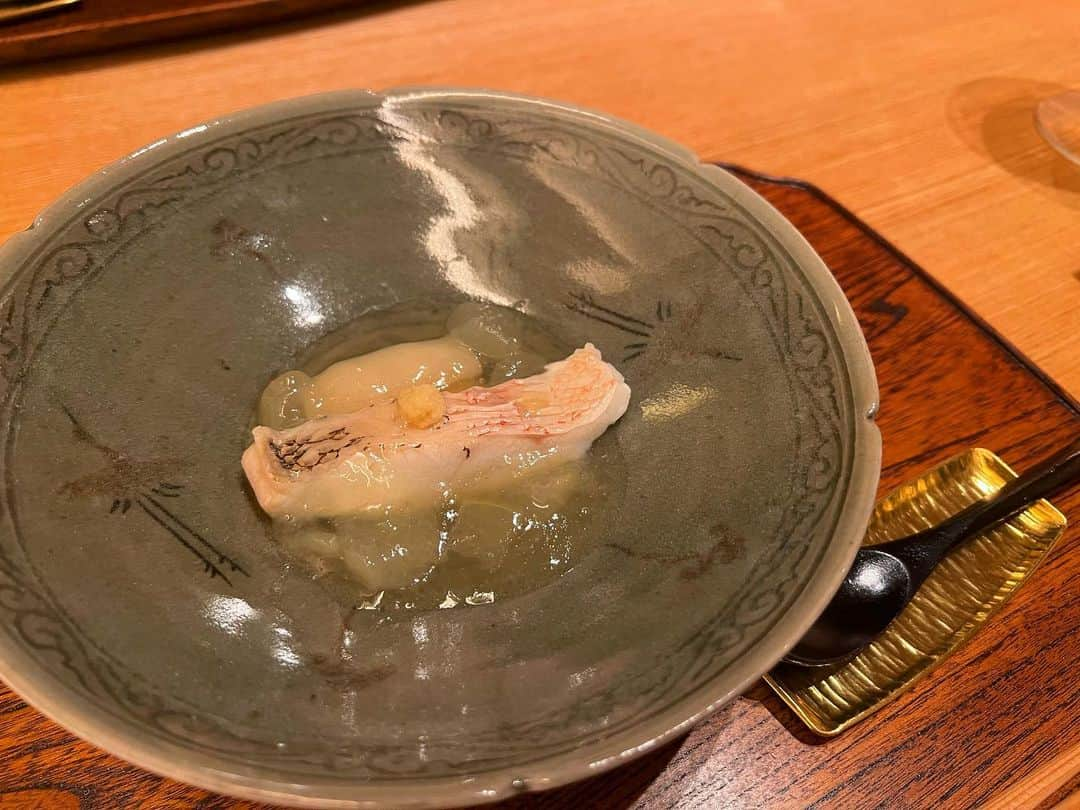 三好ユウさんのインスタグラム写真 - (三好ユウInstagram)「久しぶりの神楽坂「虎白」🍴 Japanese restaurant "KOHAKU" in Kagurazaka. ⁡ 稚鮎がトリュフソースの中にダイブしている 斬新なスタイルで登場🐟夏を感じました。 ⁡ 相変わらず安定の美味しさです☺️ ⁡ メインにお肉がないからさっぱり🐟 締めのご飯は今回もオニギリにして頂きました🍙 ⁡ ⁡ #神楽坂#神楽坂グルメ#ミシュラン三ツ星#予約困難店 #鮎 #旬の食材#懐石 #グルメ好きな人と繋がりたい #タビジョ#東京グルメ #フードアナリスト#ilovejapan#japanesefood##음식사진#東京美食#好吃」7月3日 19時11分 - yuu_5240