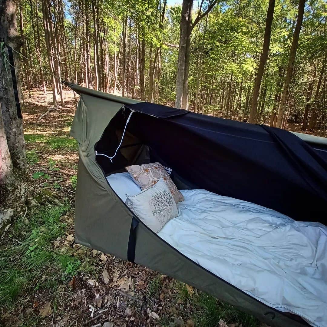 コーラル アンド タスクのインスタグラム：「We are LOVING this camping set-up! #Regram from @vchakour Spot the Friendship Tree pillow in this cozy spot! #coralandtusk」
