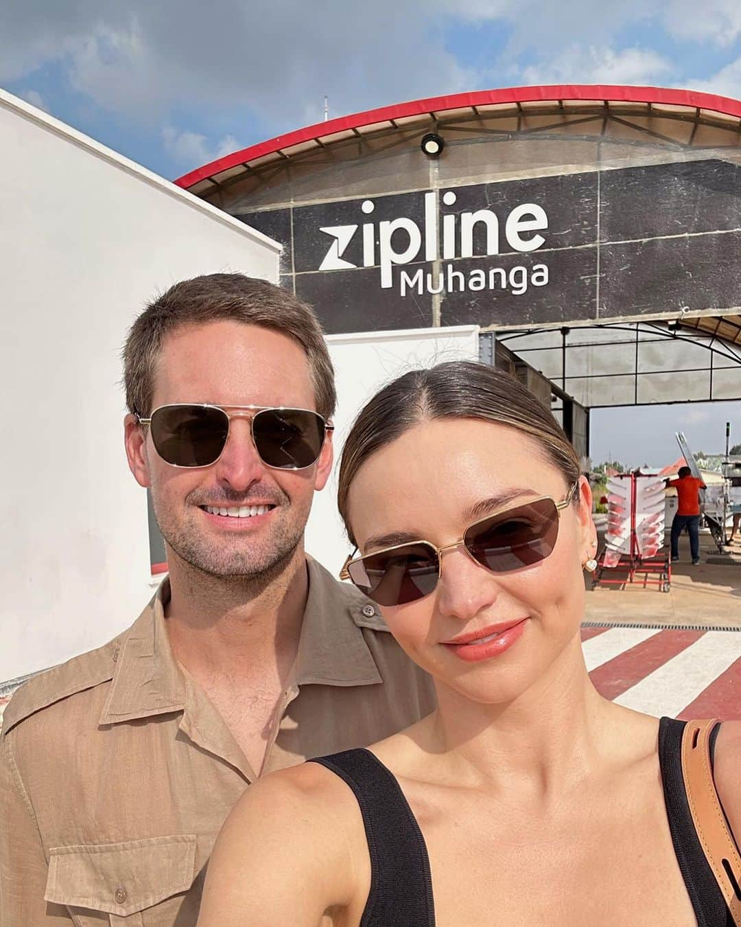 ミランダ・カーのインスタグラム：「Evan and I had the opportunity to visit the @zipline_rwanda distribution center. They are using technology to help advance the healthcare system in Rwanda and their autonomous drones send emergency packages as well as essential supplies. It was so great to visit the team and see their amazing work 🙏💖」