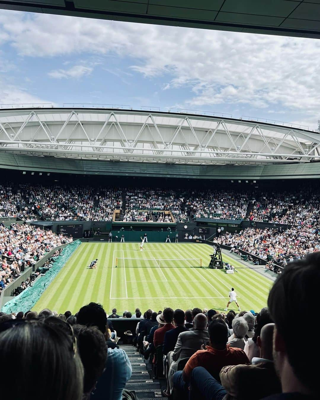 Mollie Kingさんのインスタグラム写真 - (Mollie KingInstagram)「Wimbledon…always serves up a dreamy day 🖤 🤍   #wimbledon #tennis @chanelofficial @gabrielahearst @threadsstyling @champagnelanson #ad」7月4日 4時46分 - mollieking