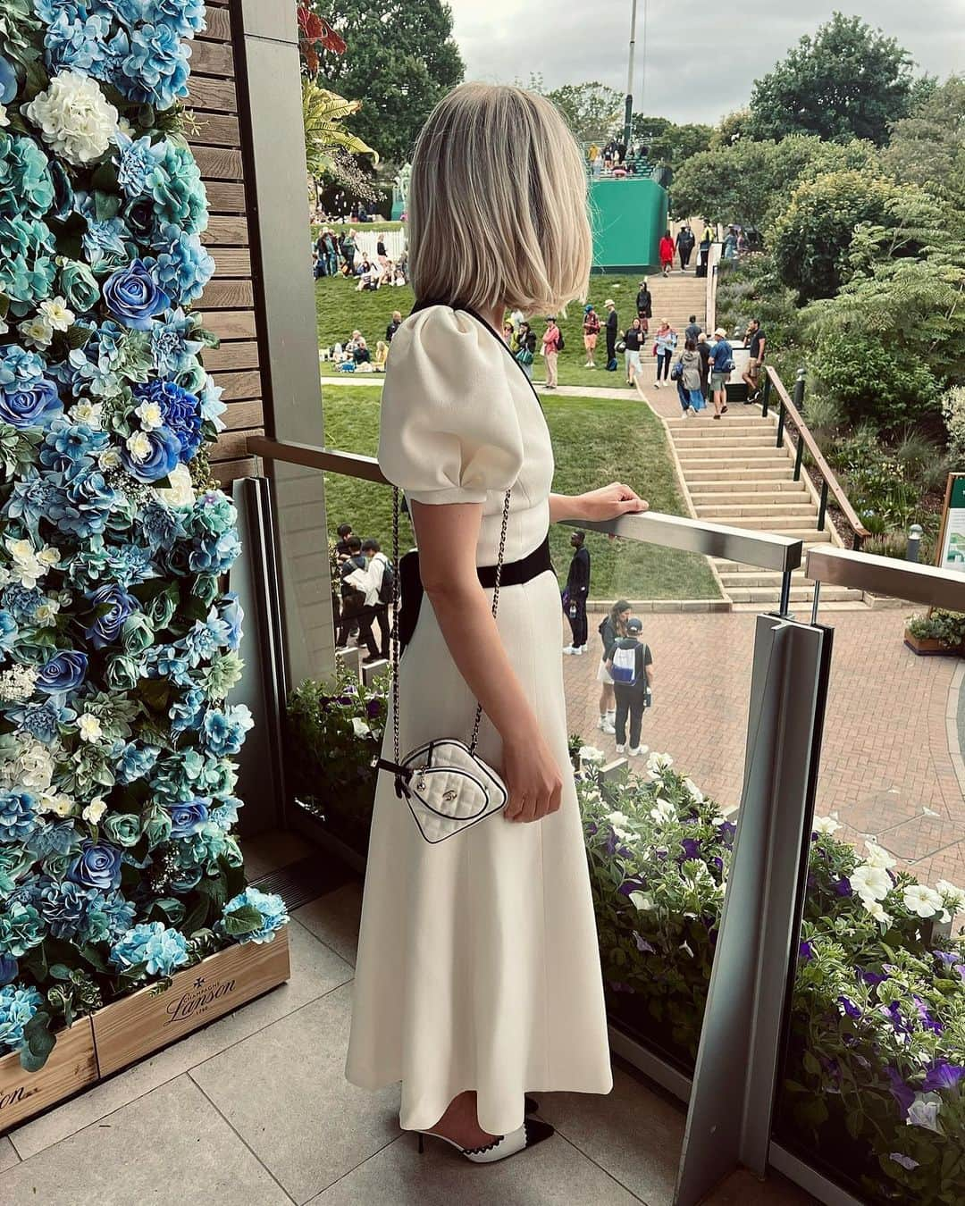 Mollie Kingさんのインスタグラム写真 - (Mollie KingInstagram)「Wimbledon…always serves up a dreamy day 🖤 🤍   #wimbledon #tennis @chanelofficial @gabrielahearst @threadsstyling @champagnelanson #ad」7月4日 4時46分 - mollieking