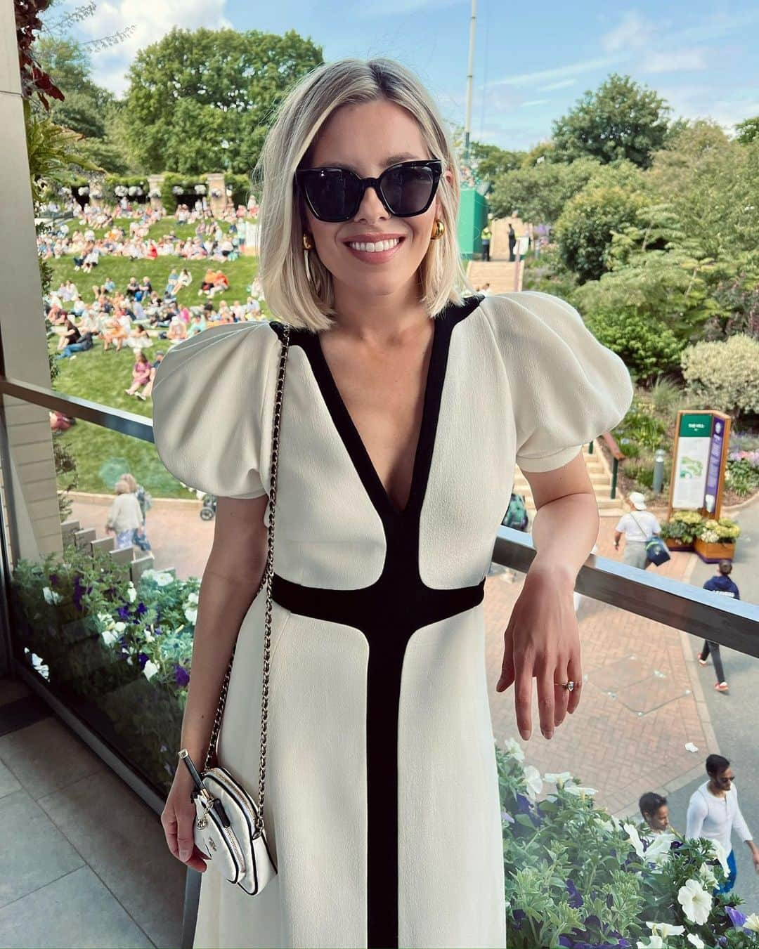 Mollie Kingさんのインスタグラム写真 - (Mollie KingInstagram)「Wimbledon…always serves up a dreamy day 🖤 🤍   #wimbledon #tennis @chanelofficial @gabrielahearst @threadsstyling @champagnelanson #ad」7月4日 4時46分 - mollieking