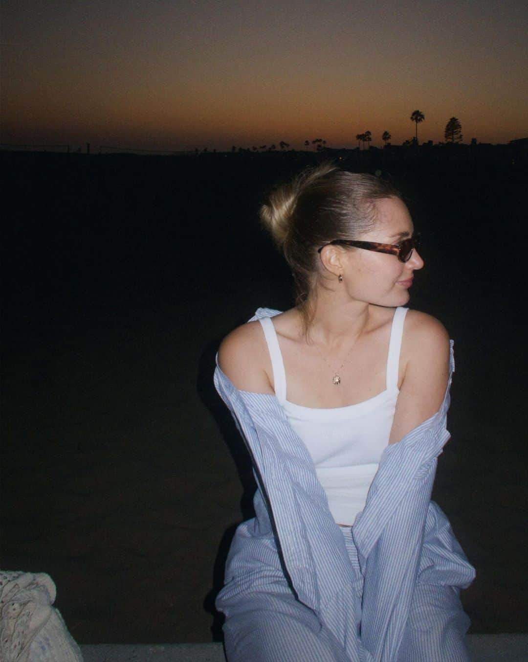 Aspyn Ovard Ferrisさんのインスタグラム写真 - (Aspyn Ovard FerrisInstagram)「snapped some pics after s’mores night at the beach 🤎」7月4日 5時02分 - aspynovard