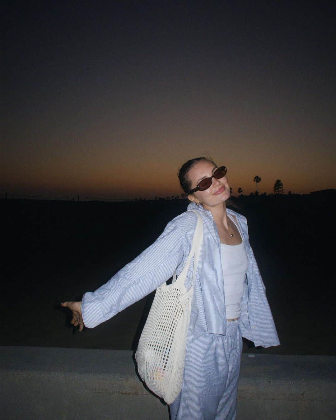 Aspyn Ovard Ferrisさんのインスタグラム写真 - (Aspyn Ovard FerrisInstagram)「snapped some pics after s’mores night at the beach 🤎」7月4日 5時02分 - aspynovard