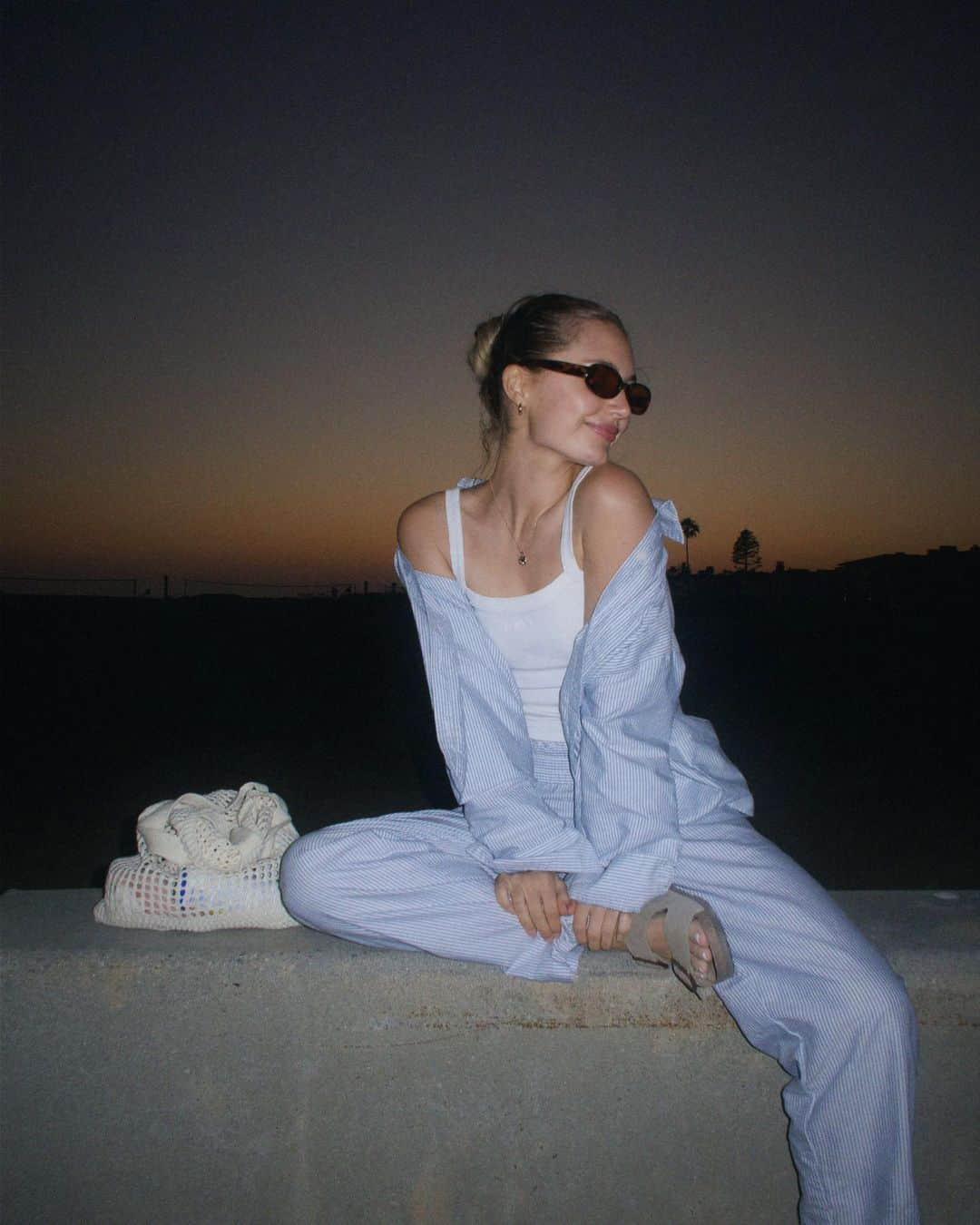 Aspyn Ovard Ferrisのインスタグラム：「snapped some pics after s’mores night at the beach 🤎」