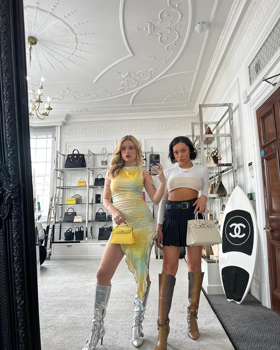 ロッティ・モスさんのインスタグラム写真 - (ロッティ・モスInstagram)「Happy birthday!! Where do I even start, my wife, my sister, my soulmate💖 words can’t describe how much you mean to me and how you have helped and supported me, I truly would not be here without you. Thank you for sticking by me when things suck and being there to experience all the beautiful shit life throws at us also - through thick and thin, I love you! 🍒👯‍♀️ @blithesaxon」7月4日 5時02分 - lottiemossxo