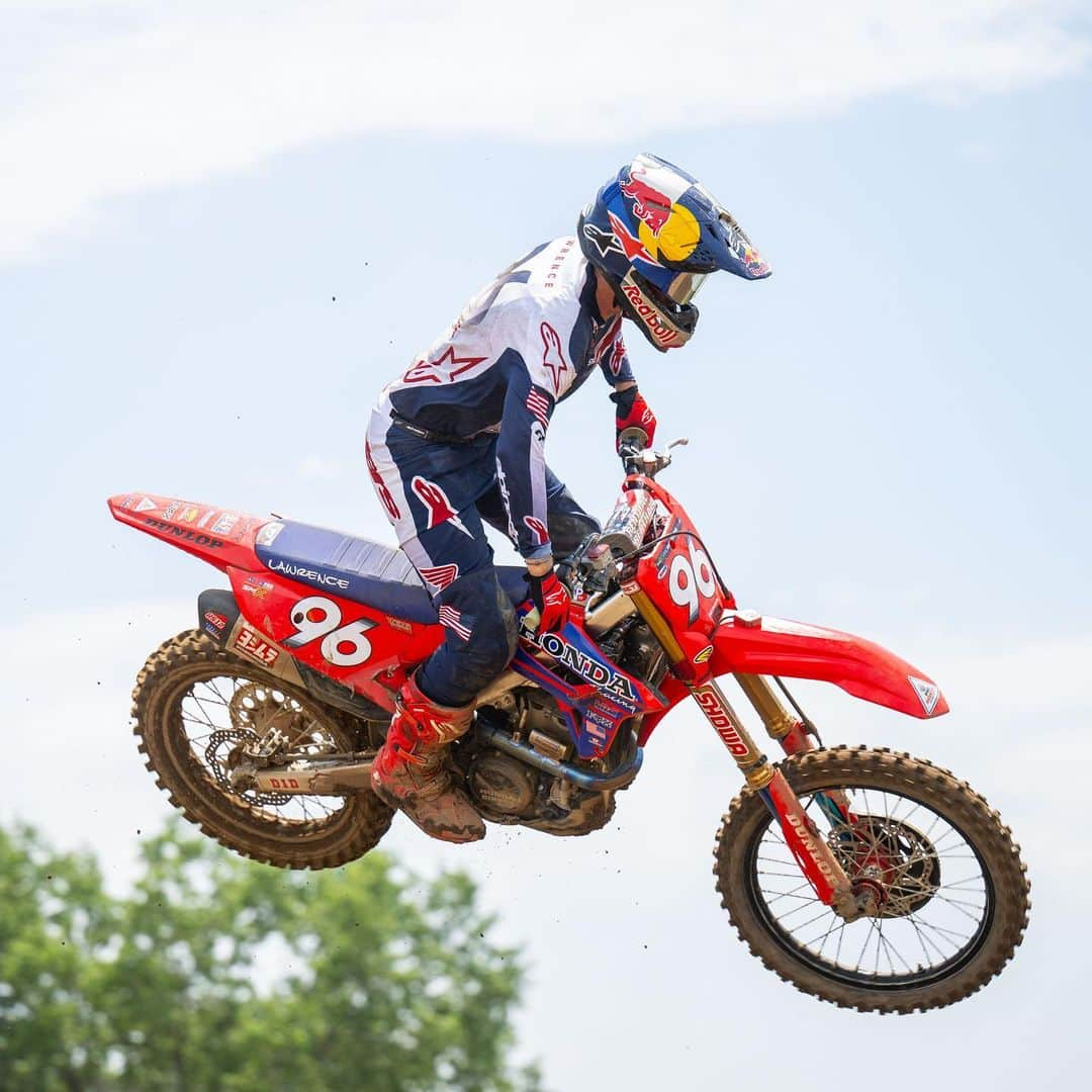 Honda Powersports USさんのインスタグラム写真 - (Honda Powersports USInstagram)「@jettson18’s incredible @promotocross 450 rookie season continued at @redbudmx, where the 19-year-old led every lap of both motos aboard his CRF450RWE. Five rounds in, Lawrence has yet to lose a moto. Returning to action at his home race following a three-round absence, Illinois native @chasesexton notched a respectable third-overall result via 2-3 moto scores. In the 250 class, @hunterlawrence enjoyed a commanding first-moto win aboard his CRF250R but—for the first time all season—wasn’t able to take the overall victory, due to a first-turn crash that put him out of moto 2. Fortunately, Hunter is largely okay and is planning to compete at the next round. #RideRed」7月4日 5時27分 - honda_powersports_us